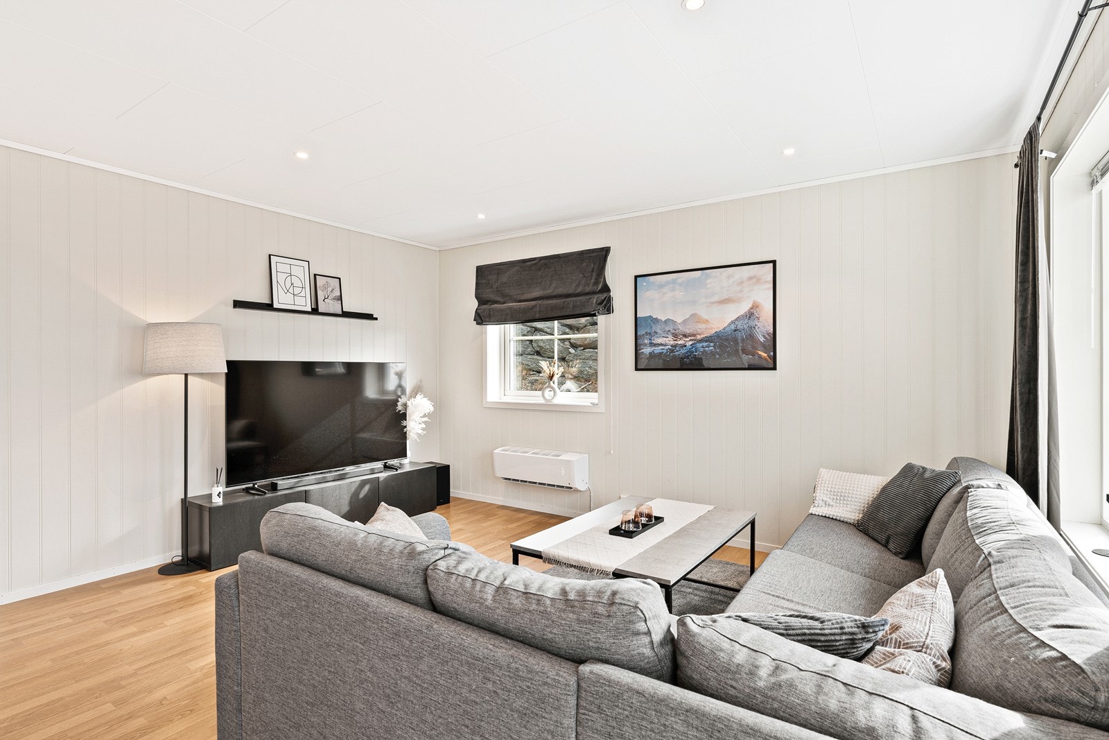 Her er det lyst og romslig, med parkett på gulv og malt panel på vegger. Galleribilde