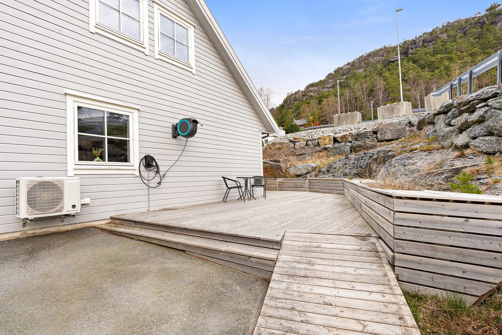 Parkering på tomt. Her er det installert elbillader. Galleribilde