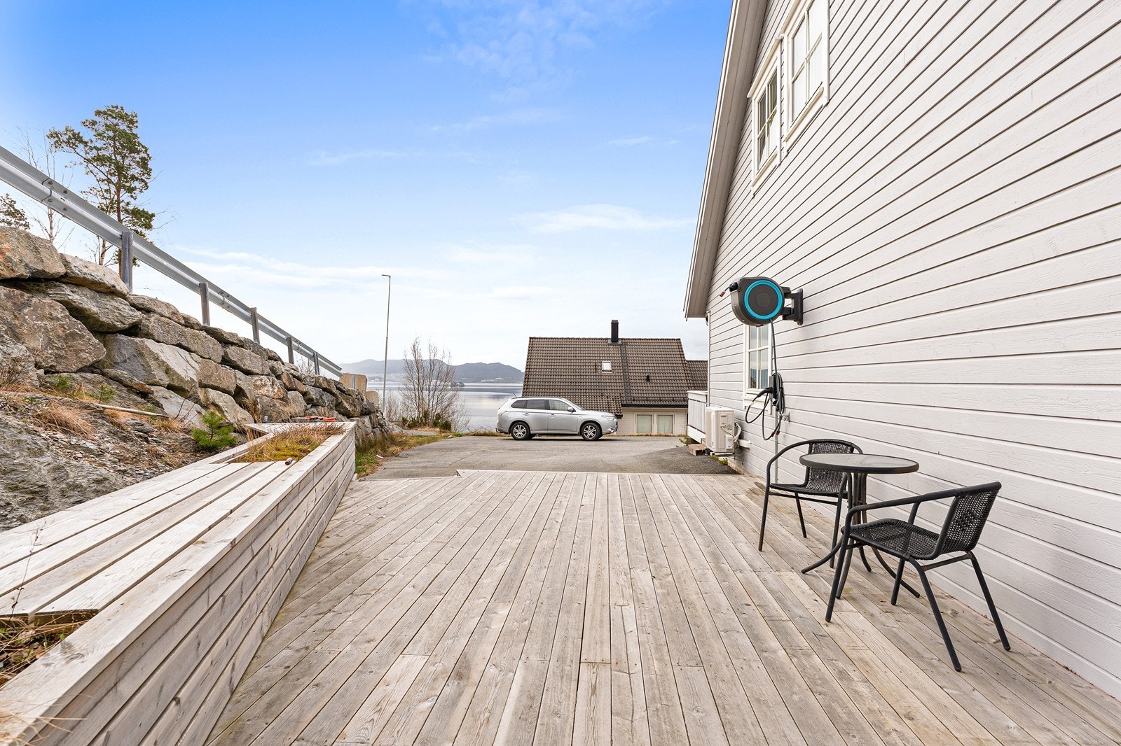 Treterrasse på siden av huset. Galleribilde
