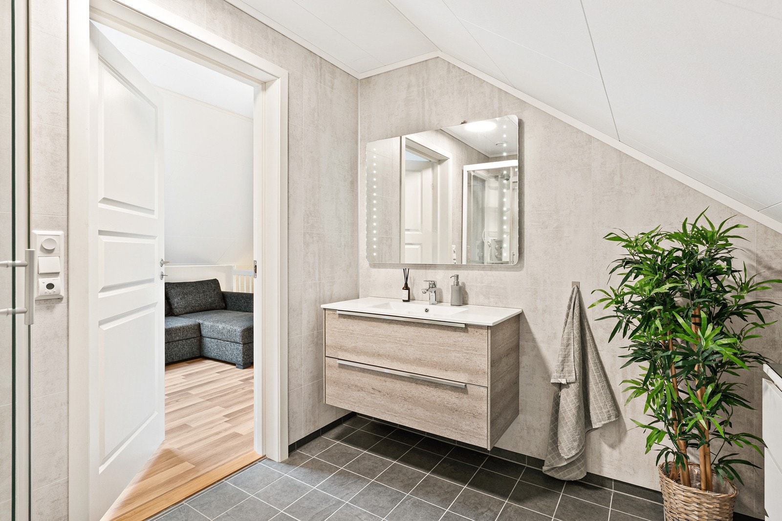 Badet er også innredet med dusjkabinett, toalett og innredning med vask. Galleribilde