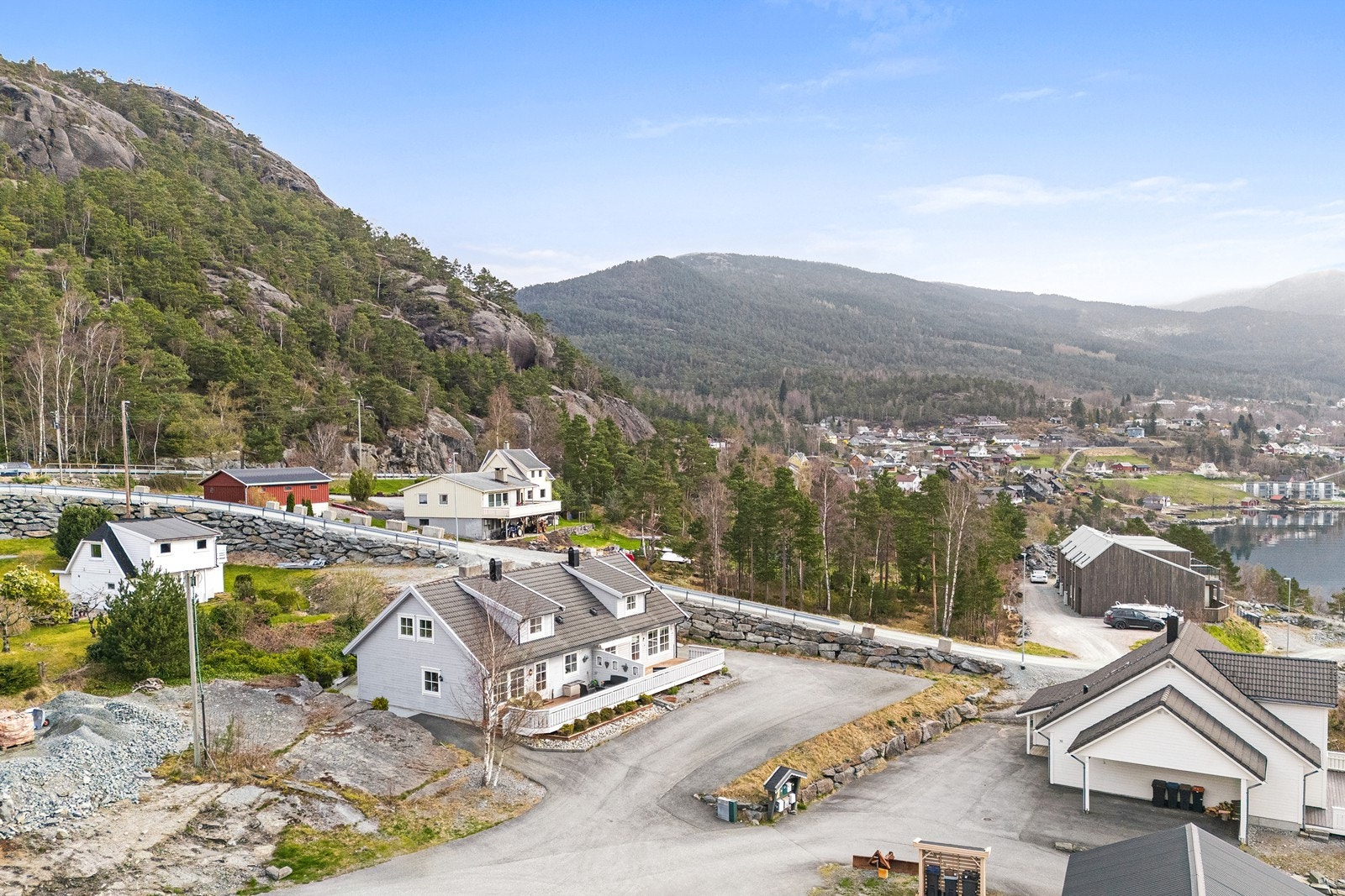 Dette er et barnevennlig område uten særlig mye trafikk i feltet og kort vei til flotte friområder. Galleribilde