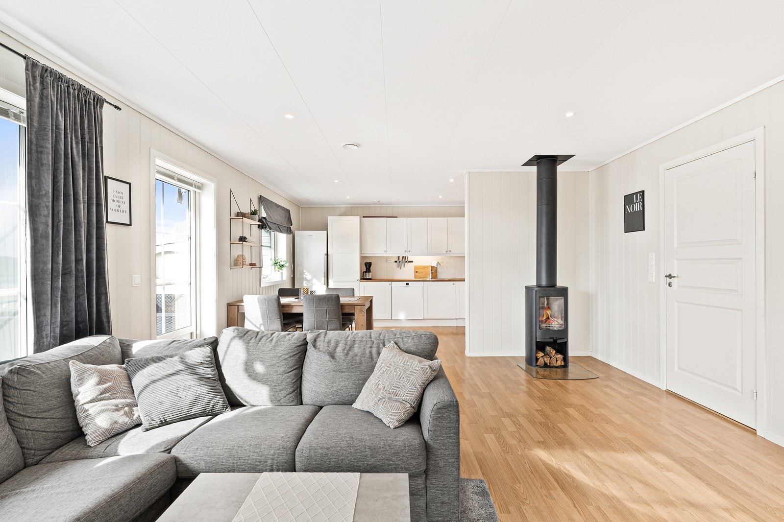 Overflatene er stilrene og moderne, med innfelte downlights i himlingen som sikrer jevn og god belysning. Galleribilde