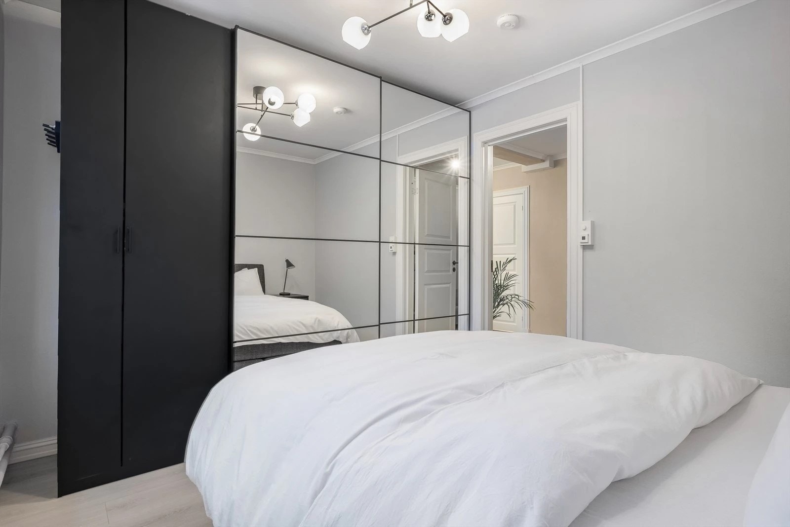 Soverom 1 - godt med skapplass Galleribilde