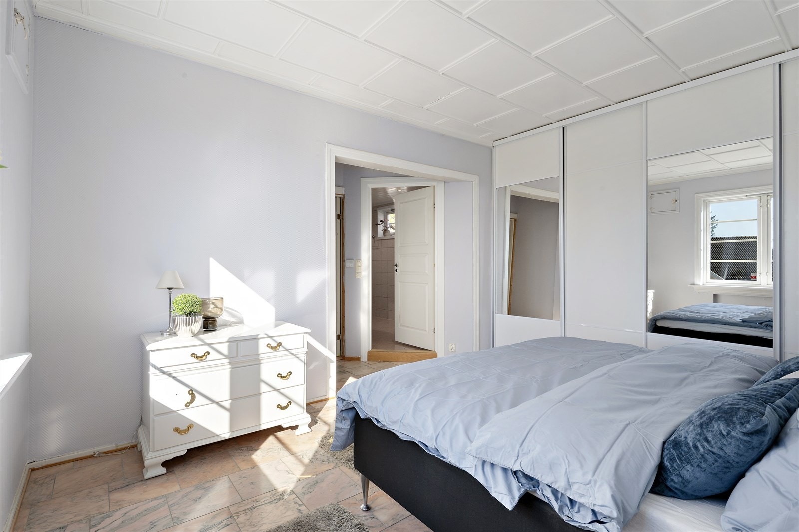 Gode oppbevaringsmuligheter i stor skyvedørsgarderobe. Direkte adkomst til bad Galleribilde
