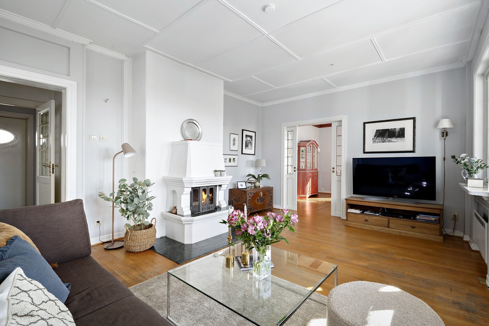 Gode møbleringsmuligheter for sofagruppe og mediemøblement Galleribilde