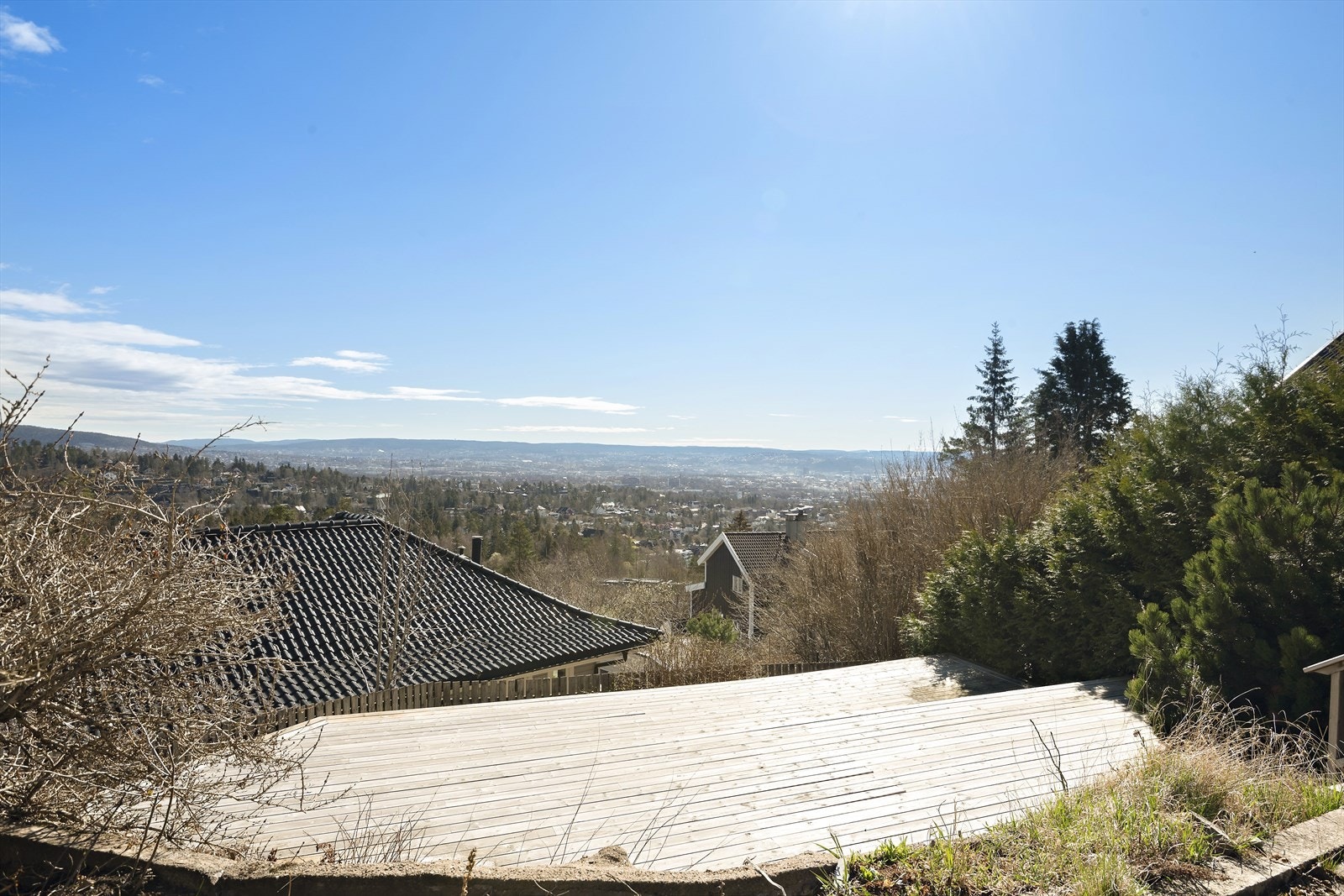 I nedre del av tomten er det en solrik og frittliggende terrasse på ca. 50 kvm. Terrassen er fordelt over to nivåer med langsgående trapp mellom Galleribilde