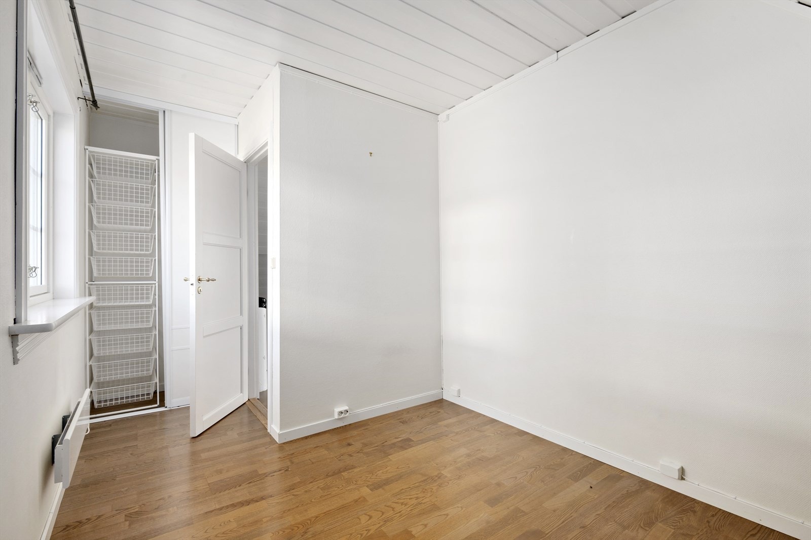 Soverom i 2. etasje med skyvedørsgarderobe Galleribilde