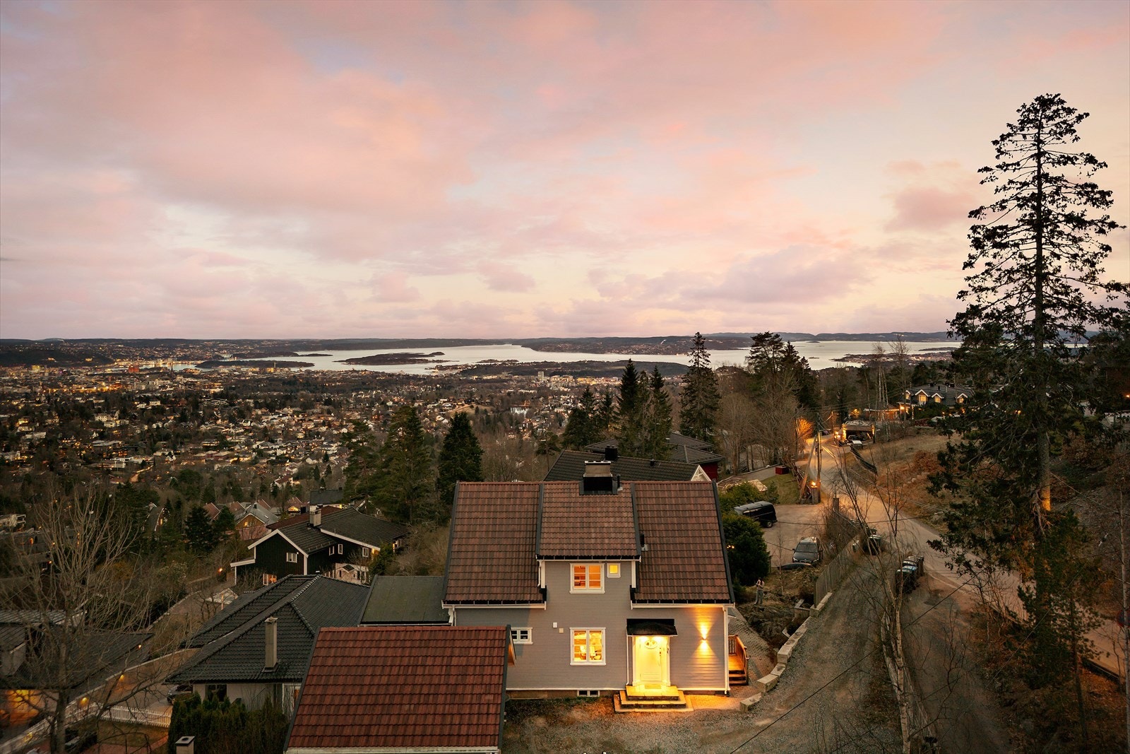 Høyt og fritt på toppen av Oslo med storslått utsikt over Oslo by og fjord Galleribilde