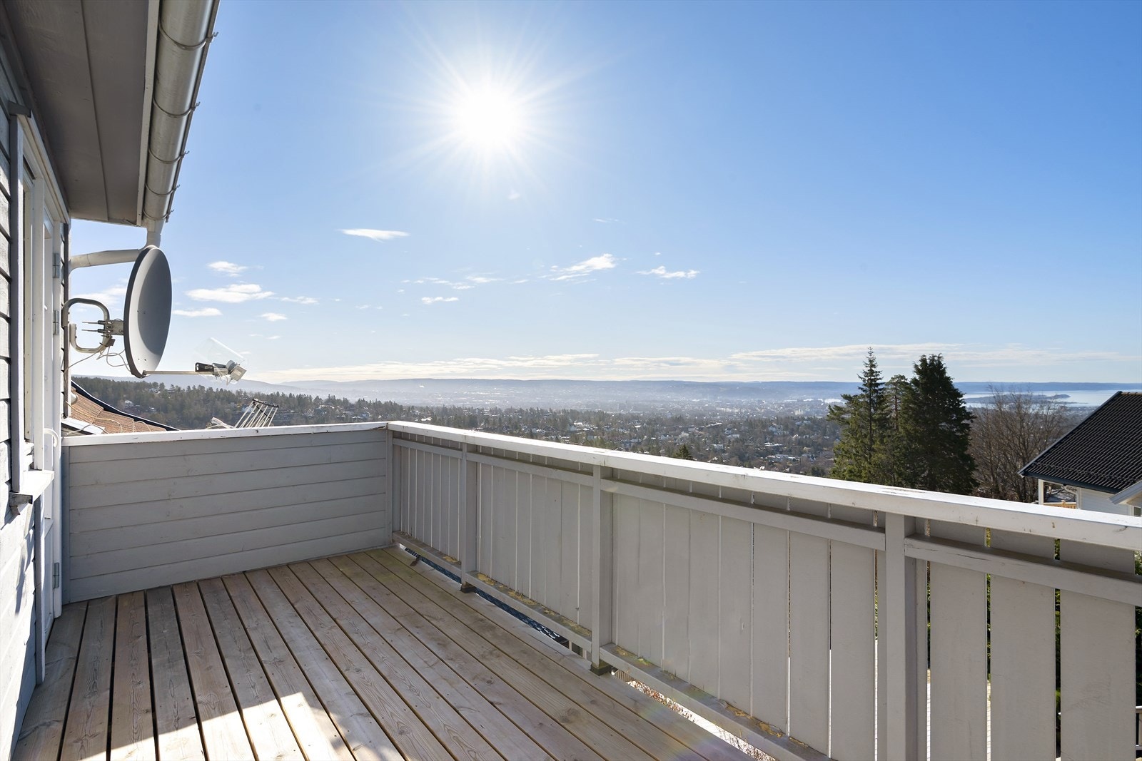 Svært solrik balkong på ca. åtte kvm. med impregnerte terrassebord fra 2024 Galleribilde