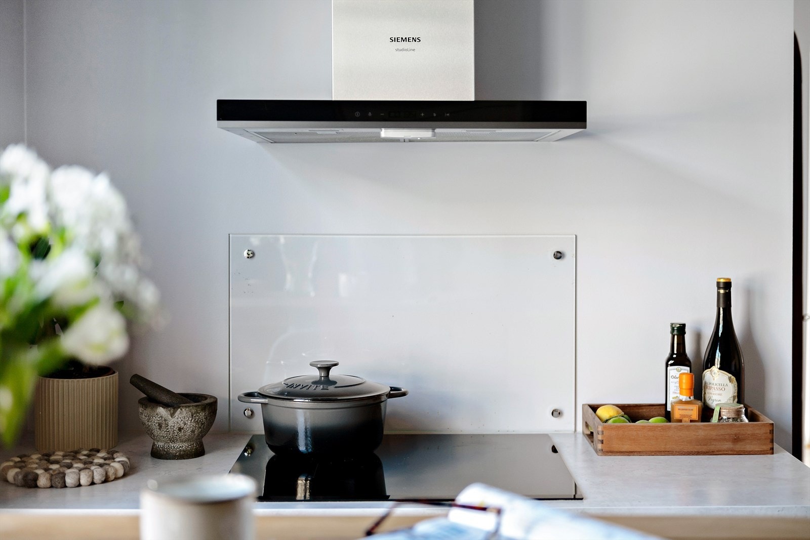 Kjøleskap, oppvaskmaskin, stekeovn og platetopp er integrert. Kjøkkenventilator fra Siemens med avtrekk ut Galleribilde