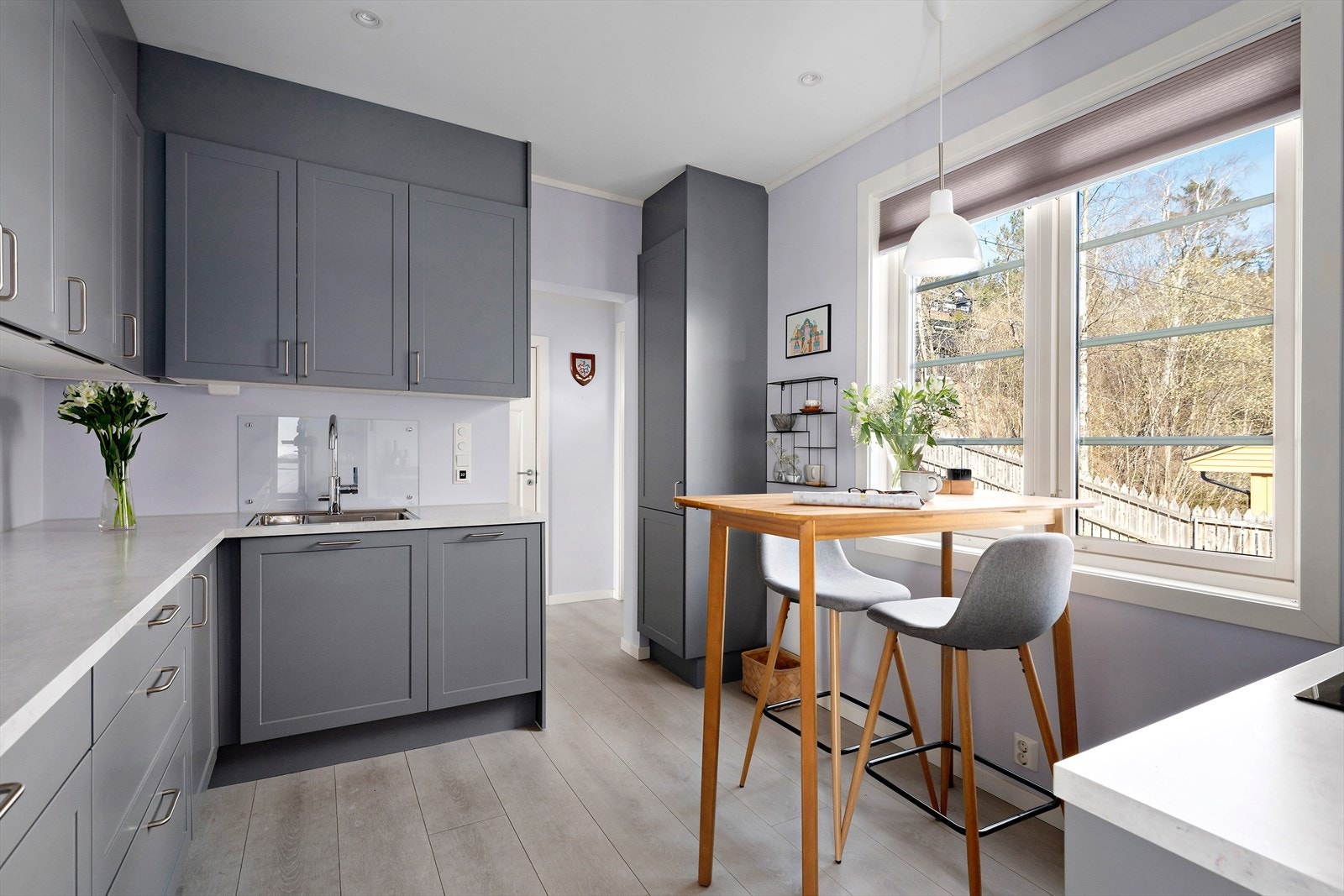 Lyst og flott kjøkken i 1. etasje med pene overflater, masse lys og fin romfølelse Galleribilde