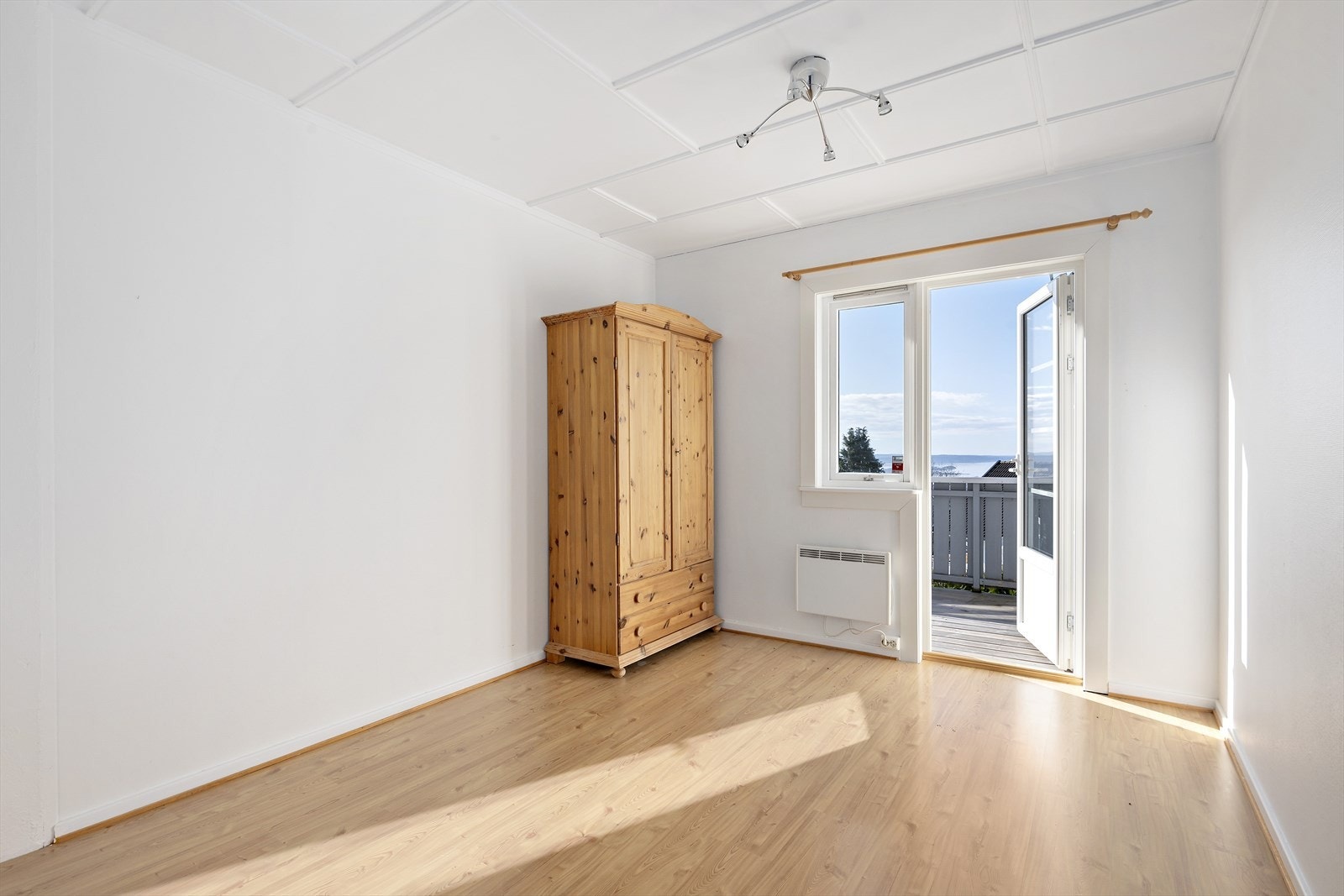 Soverom i 2. etasje med utgang til balkong. Balkongdørene i 2. etasje er fra 2014 Galleribilde