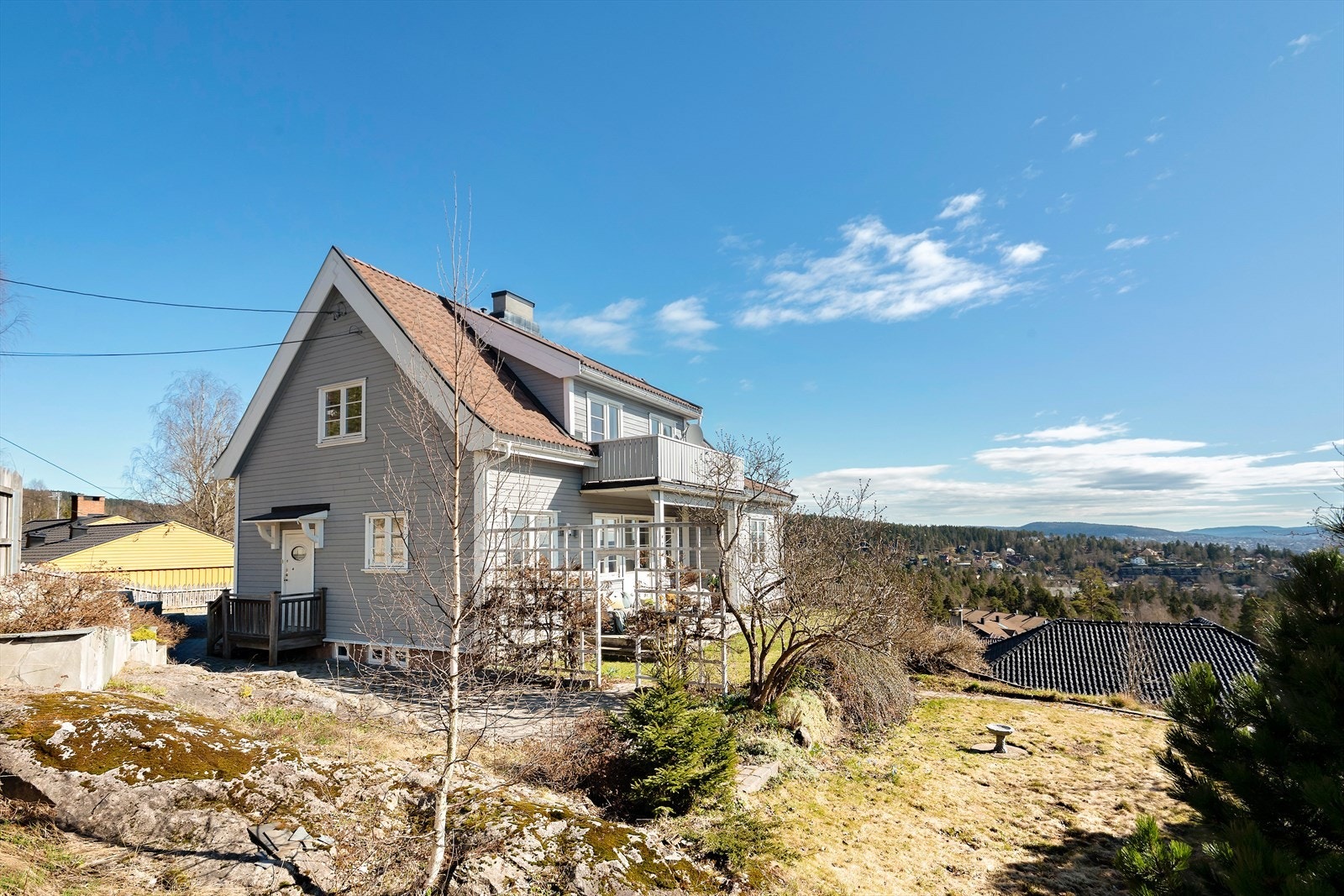 Taket er tekket med betongtakstein fra 2001. I forbindelse med omtekkingen ble også undertak, lekter og sløyfer skiftet. Ytterkledningen ble skiftet i 2016 Galleribilde