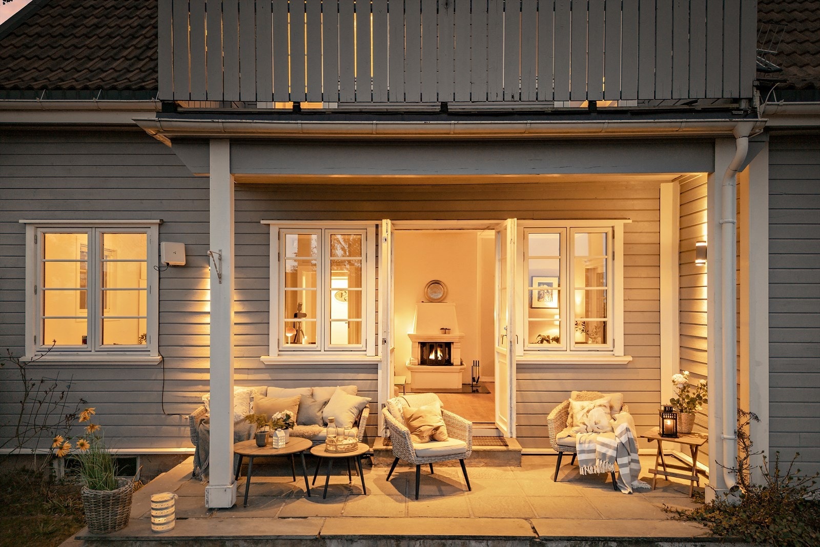 Lun og skjermet terrasse, belagt med skifer. Terrassen har god plass for en hyggelig sittegruppe Galleribilde