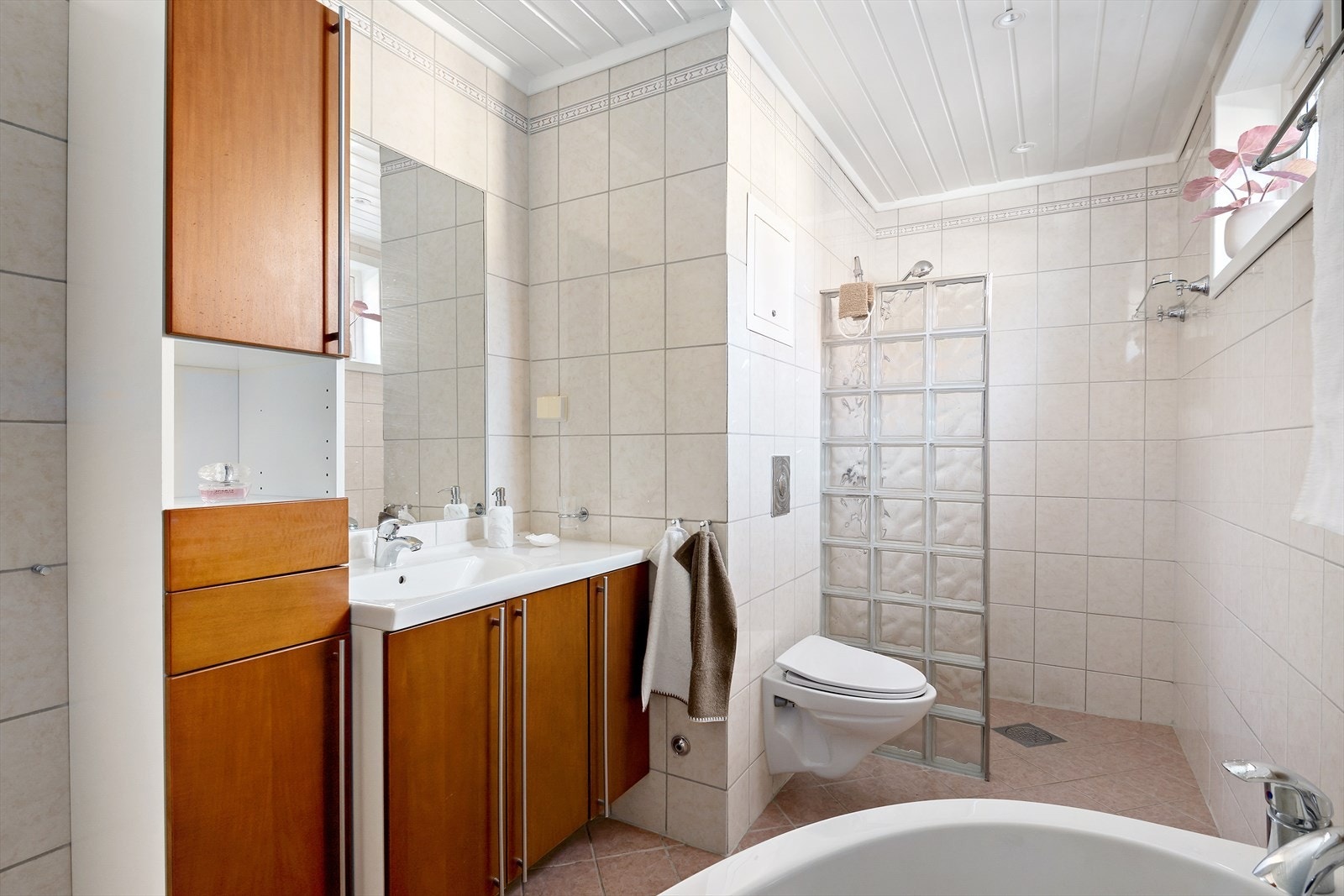Helfliset bad i 1. etasje med varmekabler i gulv og downlights i himling Galleribilde