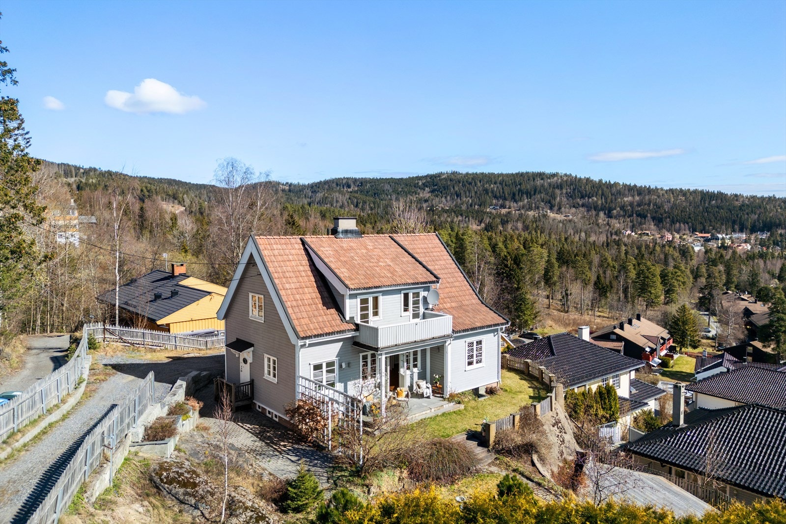 Idyllisk og naturskjønt med Nordmarka som nærmeste nabo. Flotte skogstier, sykkelveier og utallige skiløyper er lett tilgjengelig Galleribilde