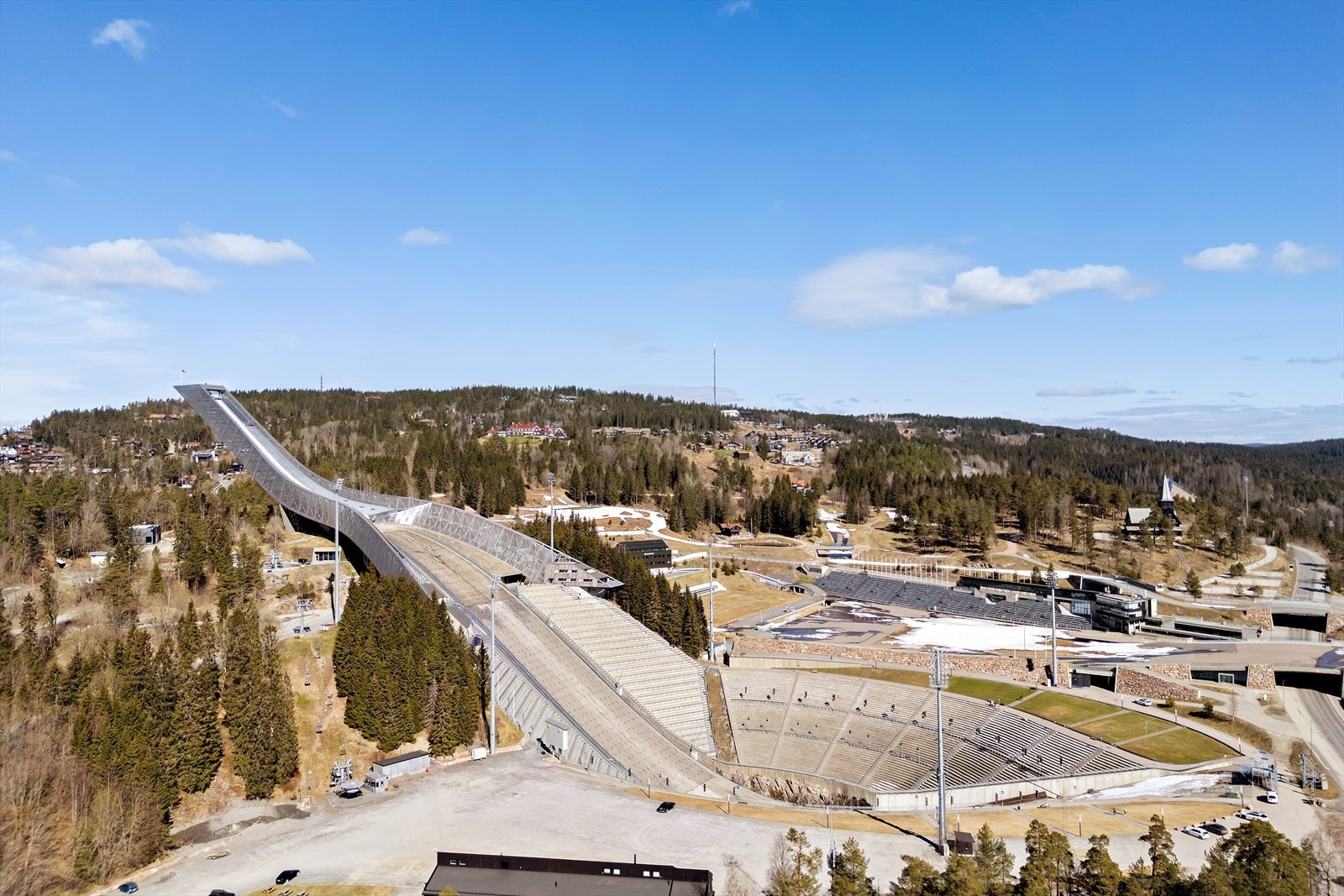Det er kort gangavstand til Holmenkollen Riksanlegg med skiløyper, skiskytteranlegg, rulleskibane og fantastiske Holmenkollbakken Galleribilde