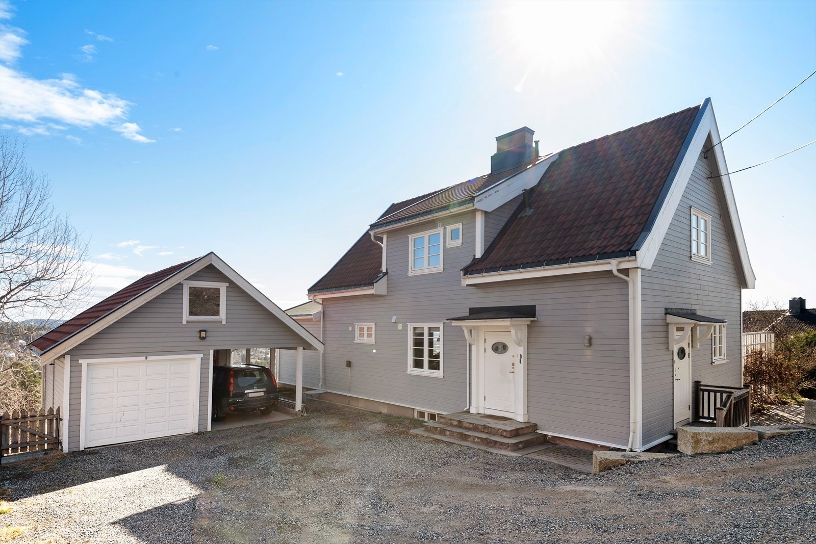 Gårdsplass med gode parkeringsmuligheter, garasje og carport Galleribilde