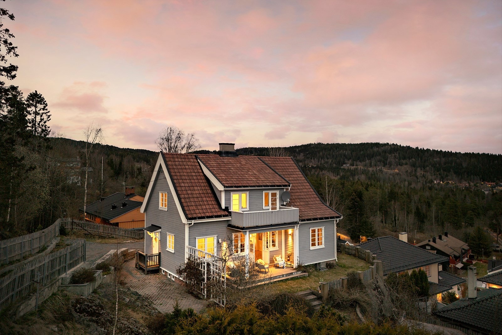Klassisk villa fra 1930 med spektakulær utsikt og marka som nærmeste nabo Galleribilde