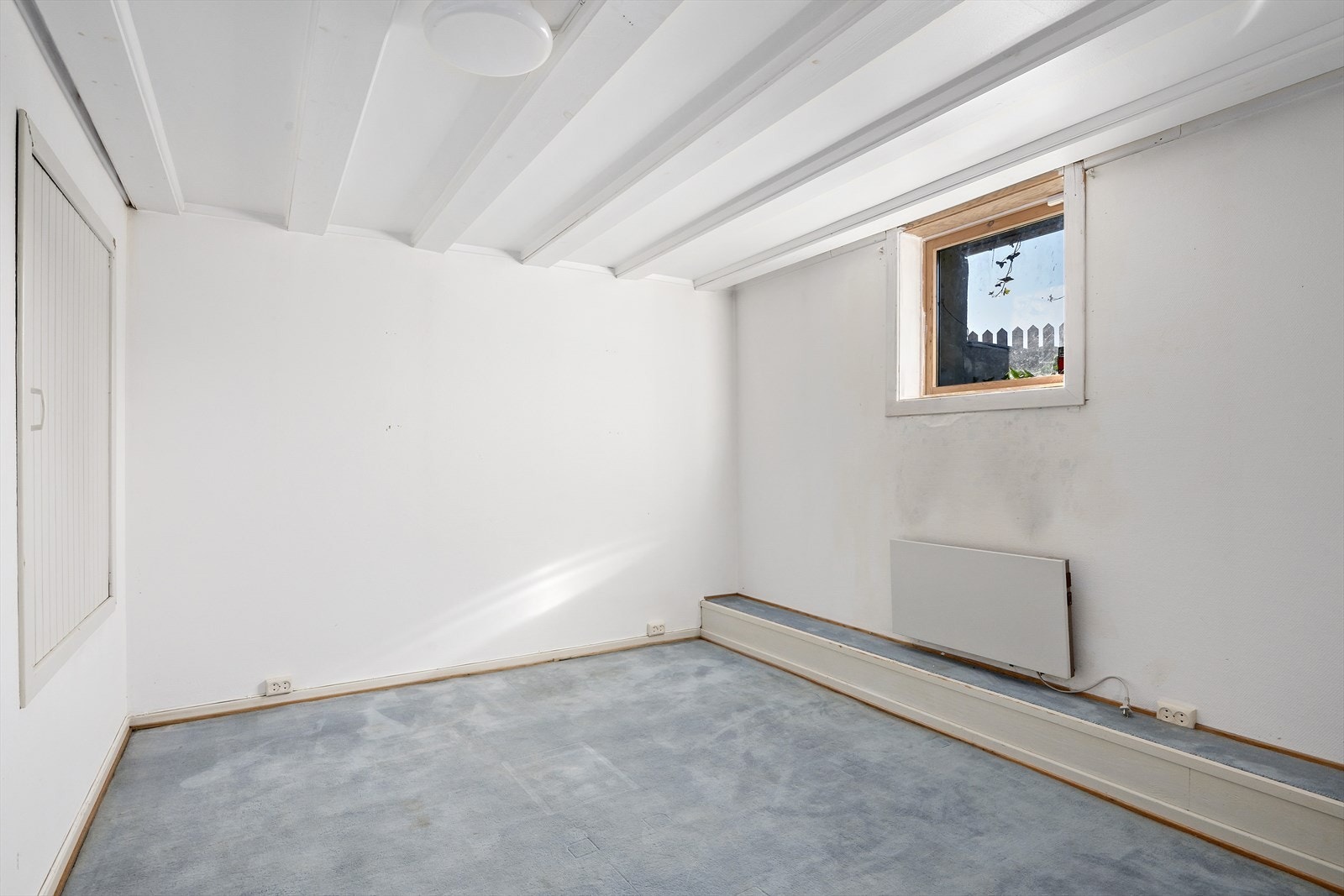 Kontor med adkomst til krypkjeller på østsiden av huset via luke i vegg Galleribilde