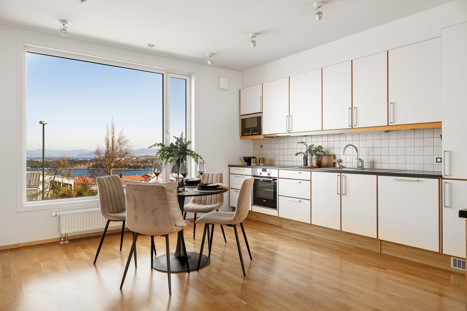 På kjøkken er det også plass til spisebord hvor en kan nyte utsikten. Galleribilde