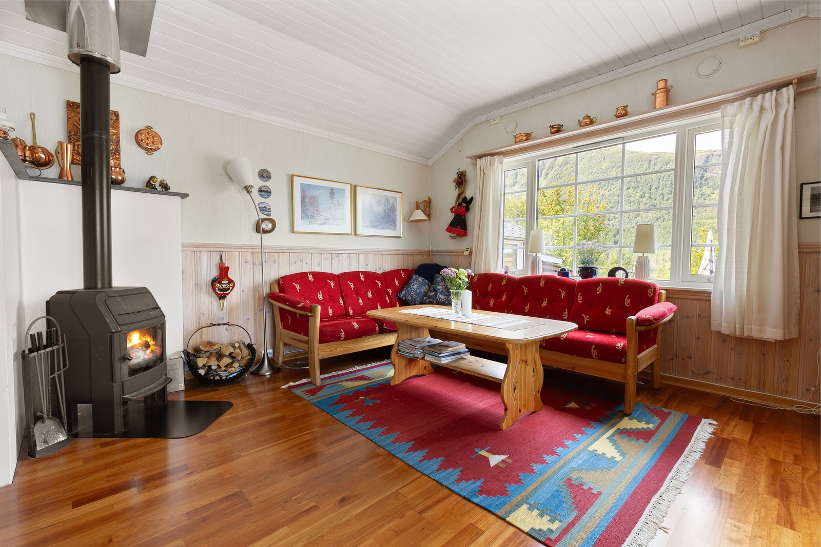 Flott stue med vindusflater som slipper inn rikelig med naturlig lys. Galleribilde