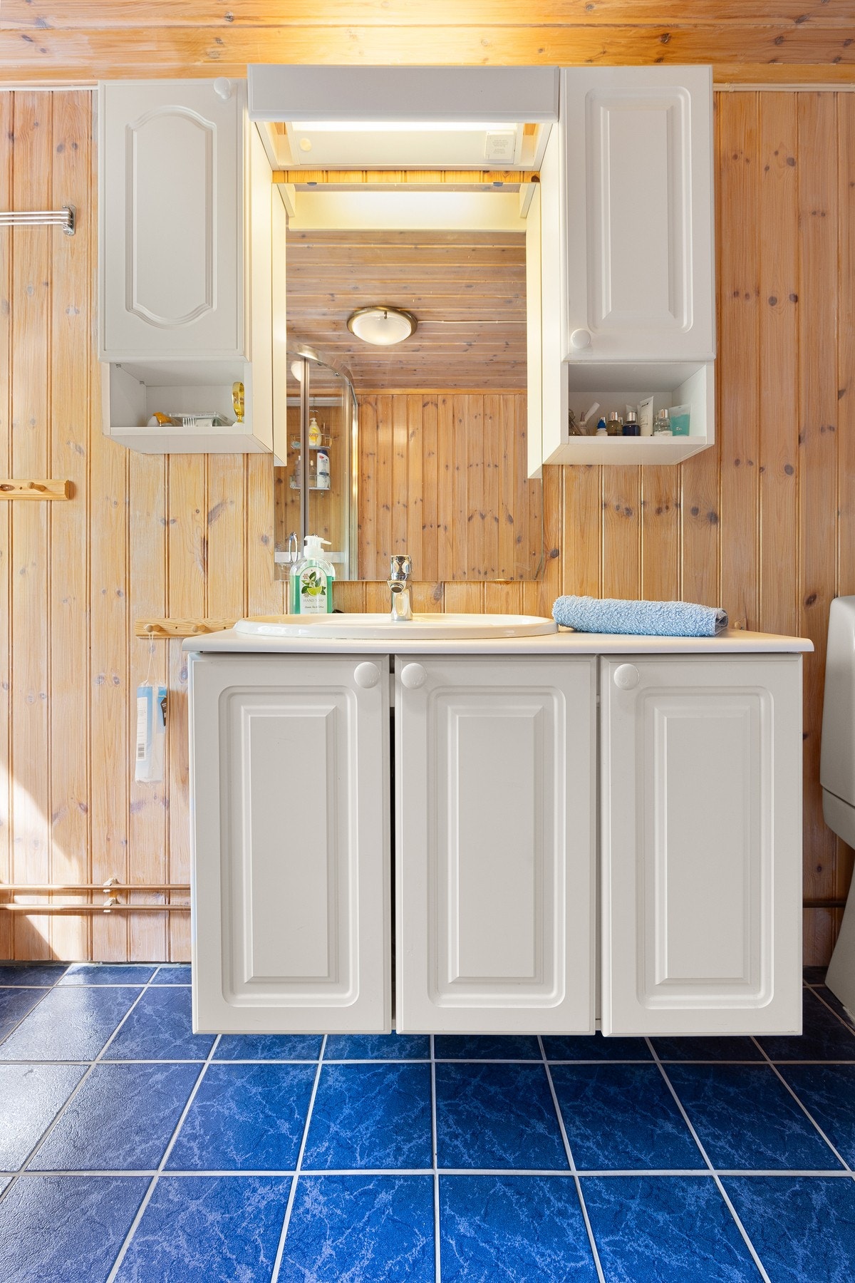 Flislagt gulv med varmekabler og sluk. Galleribilde