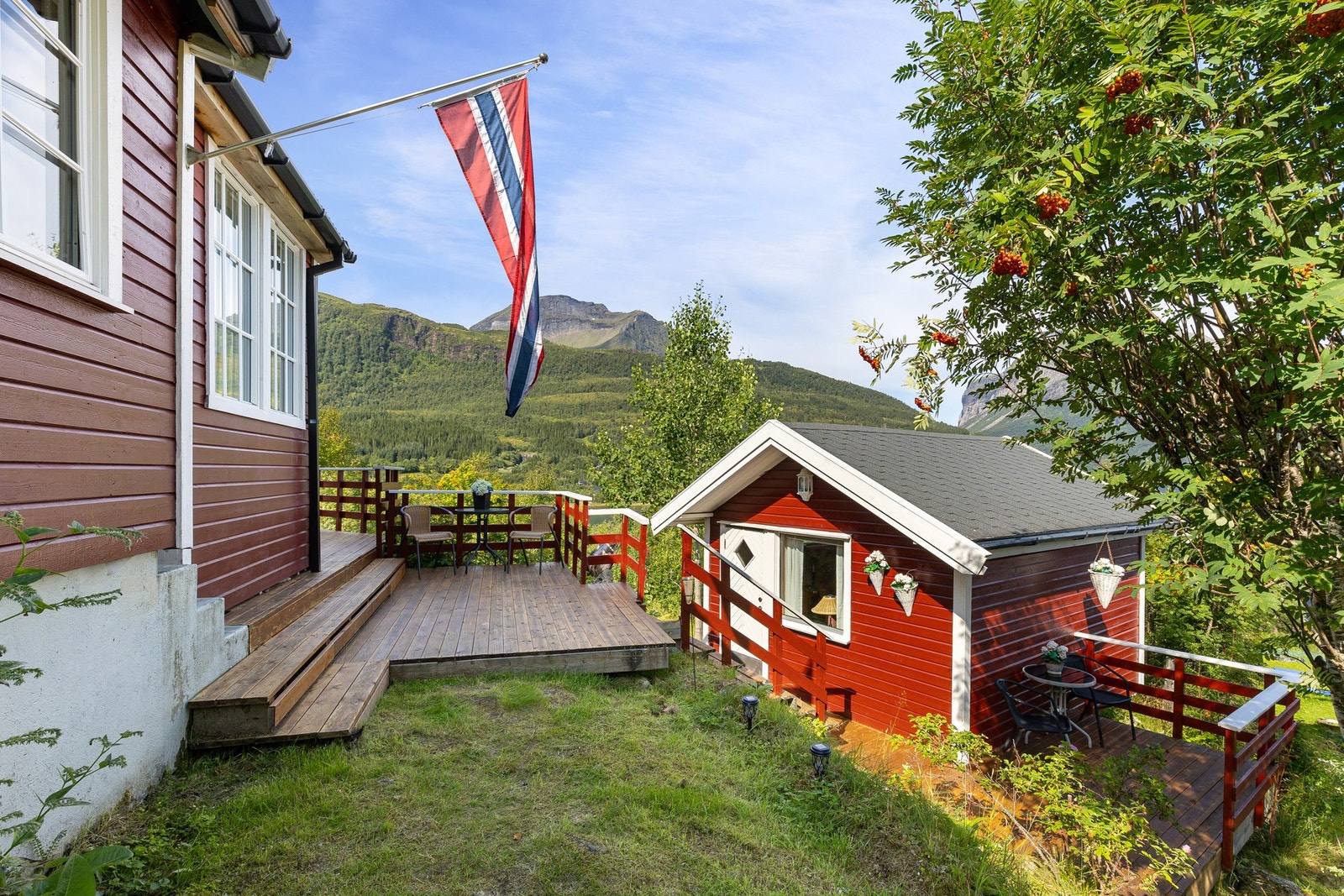 Bilen parkeres rett ved hytteveggen. Galleribilde