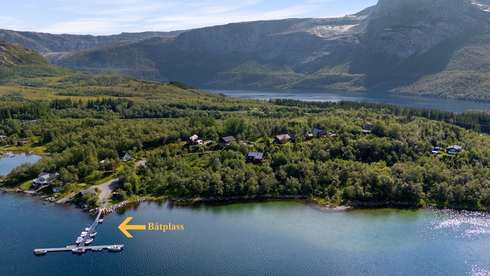 Medfølgende båtplass ved havet, med mulighet for opptrekk, gir enkel tilgang til vakre Sørfjorden og gode fiskemuligheter. Galleribilde