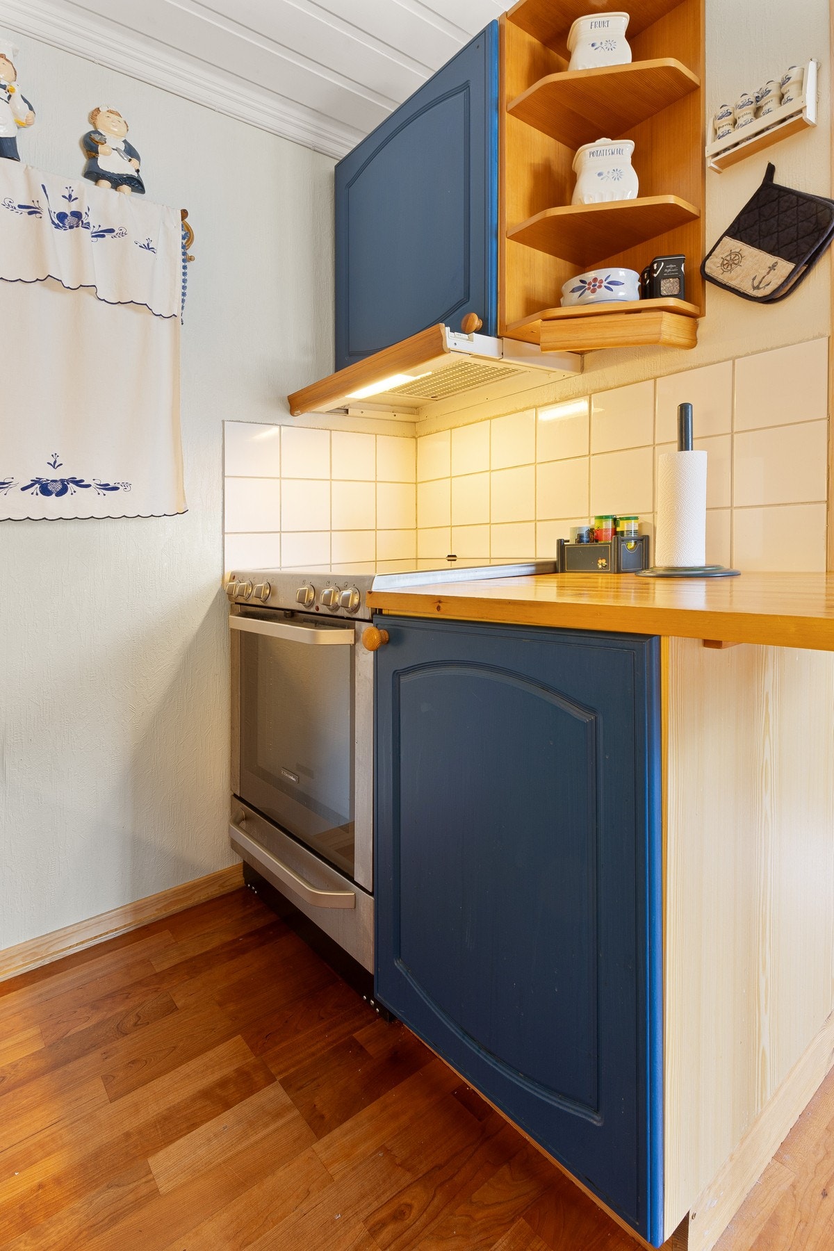 Dobbel stålvask med benkebeslag. Fliser på vegg over benk. Galleribilde