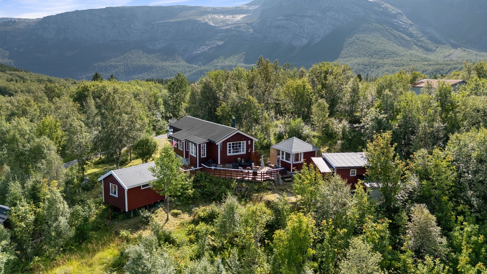 En kort spasertur ned til fjæra og fjell fra hytta! Galleribilde
