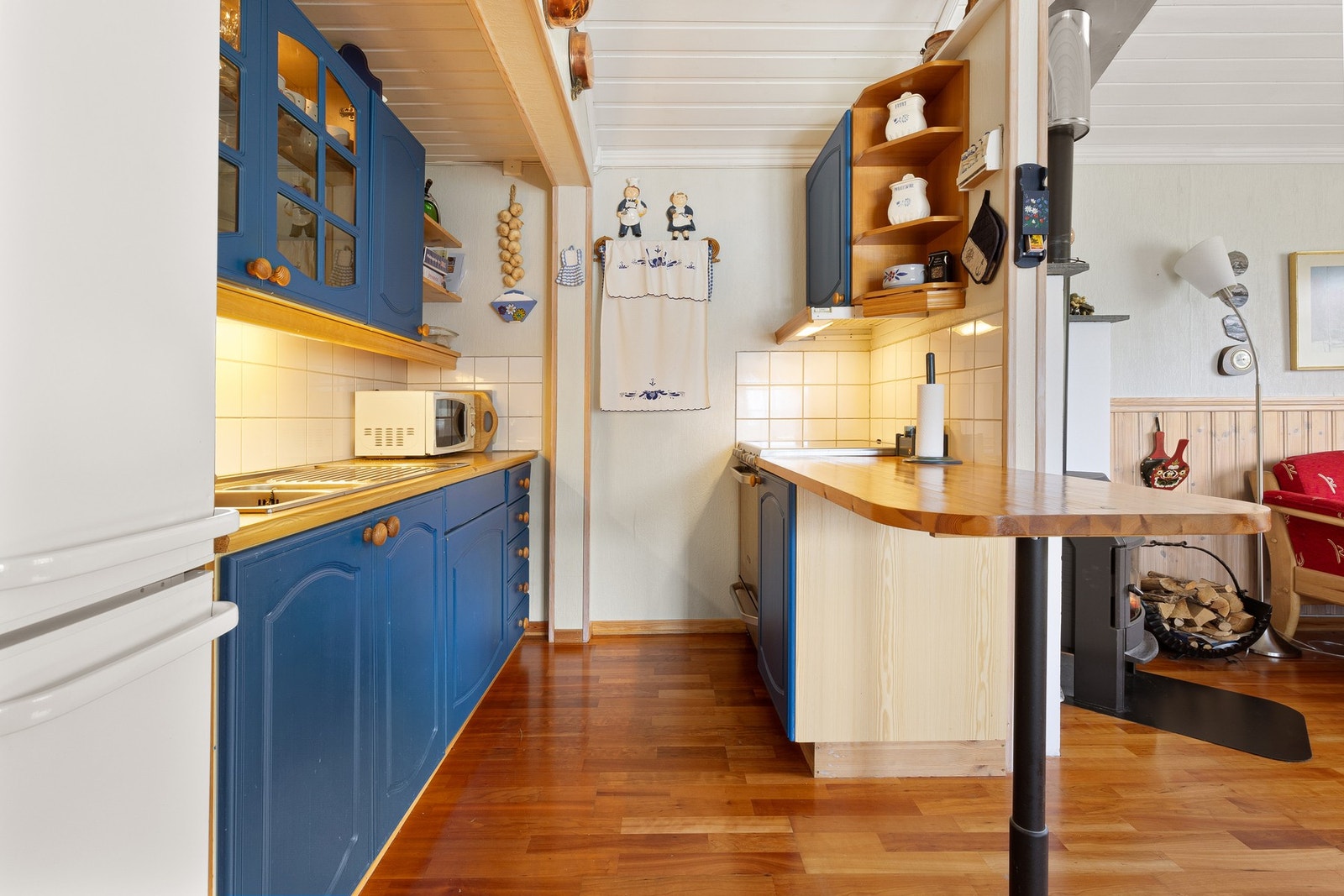 Kjøkkenet har innredning med profilerte fronter. Normalt godt utbygget med skap og benkeplass. Galleribilde