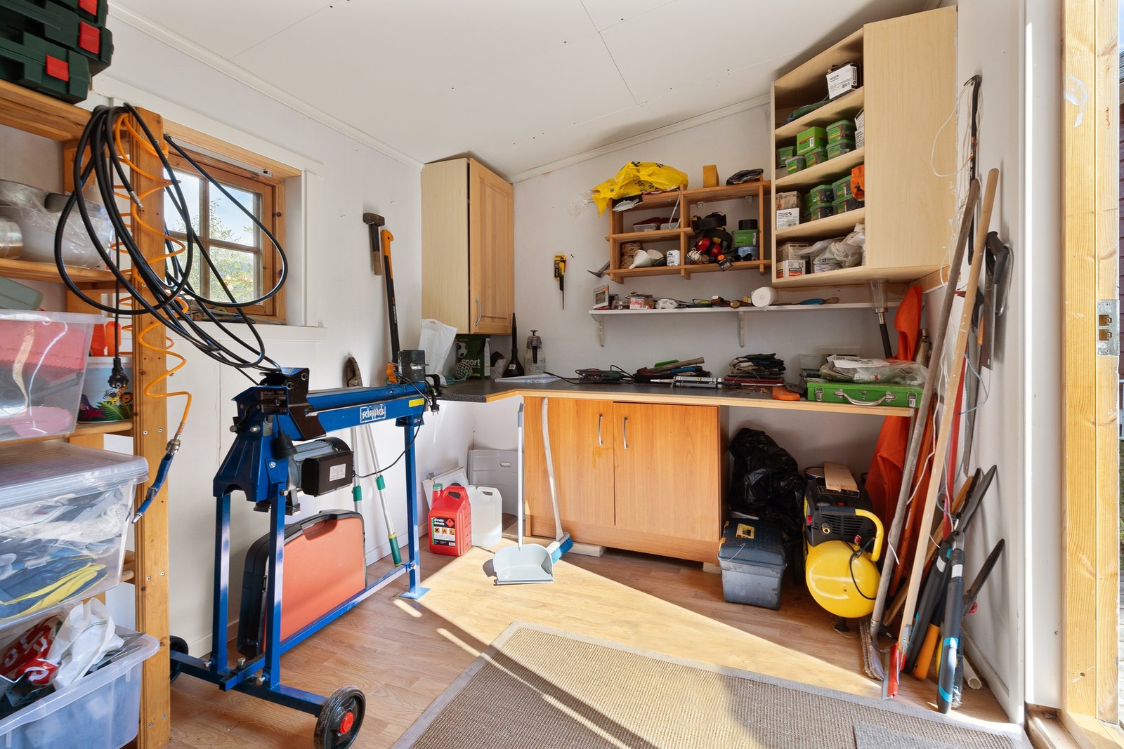 Alt av innbo medfølger med unntak av : Alt av verktøy, personlige eiendeler og en del materialer (lagret i utebod). Galleribilde