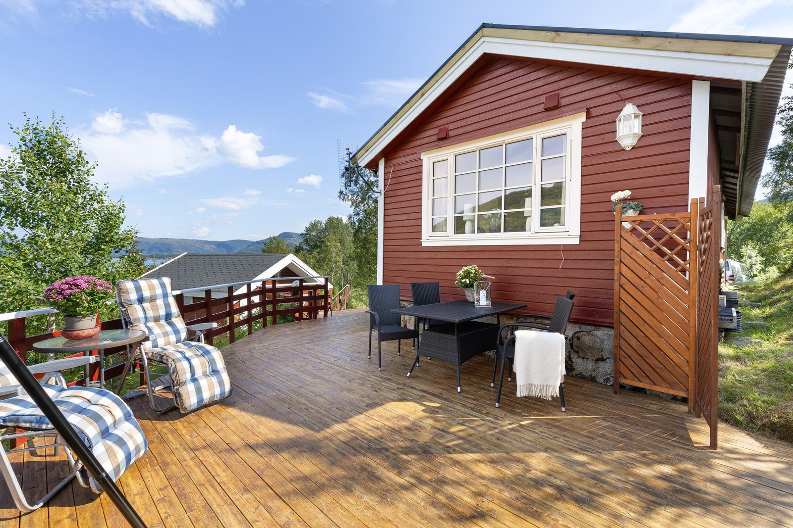 Dette er en komplett fritidseiendom som byr på noe for alle - enten du søker ro og stillhet, aktive dager i naturen, båtliv eller sosiale sommernetter med familie og venner. Galleribilde