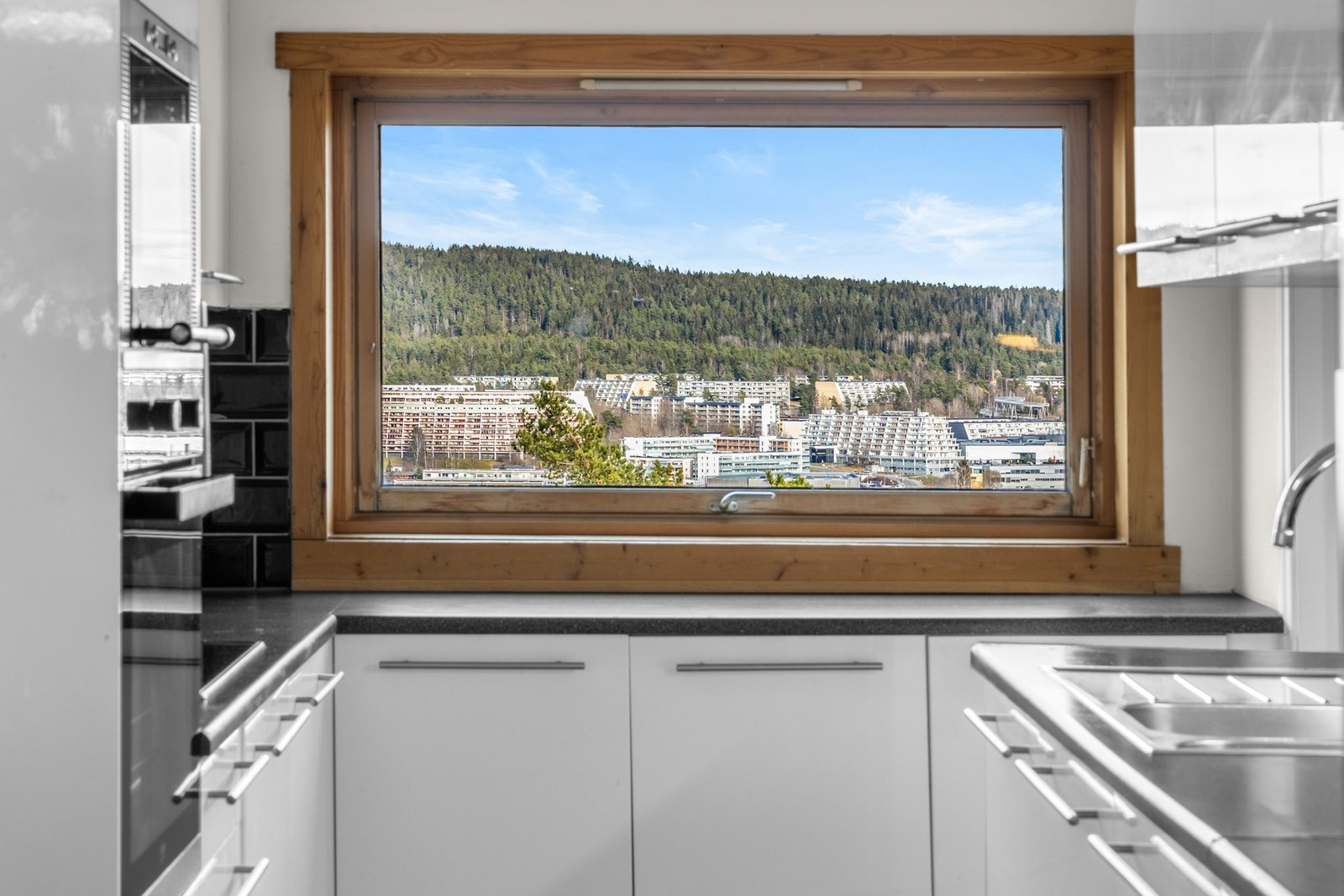 Kjøkkenet har en enorm utsikt. Galleribilde