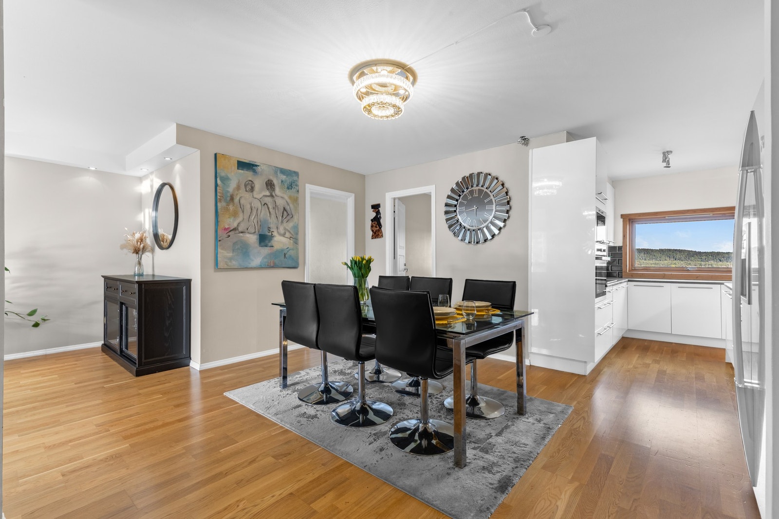Det er plass til både sofagruppe og egen spiseplass i stuen. Galleribilde