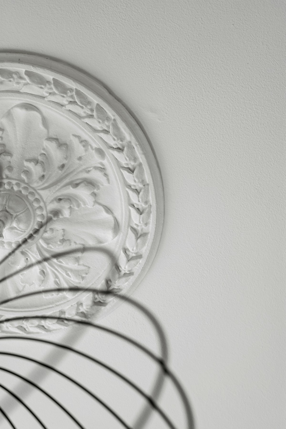 Lekker rosett i himling med en dekorativ taklampe. Galleribilde