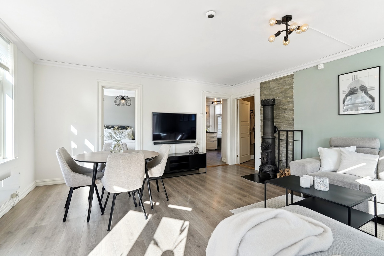 Stuen er romslig og har god plass til både sitte- og spisegruppe. Galleribilde