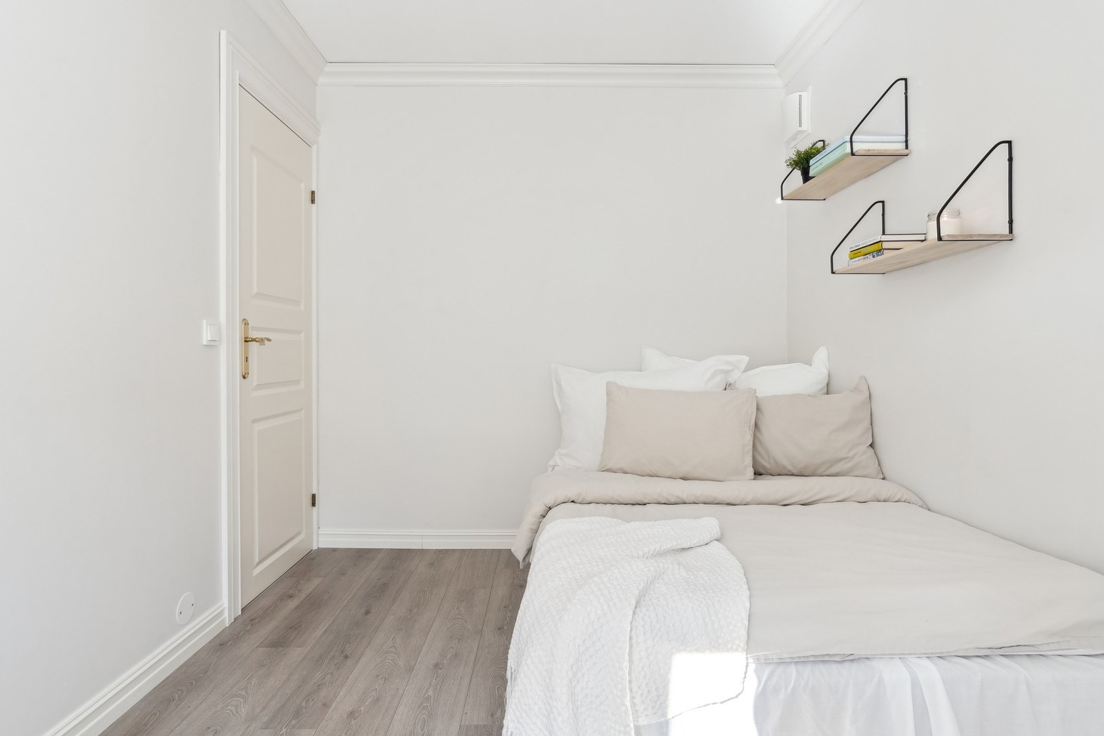 Soverom nr 2 med plass til seng, nattbord og kommode/skrivebord. Galleribilde