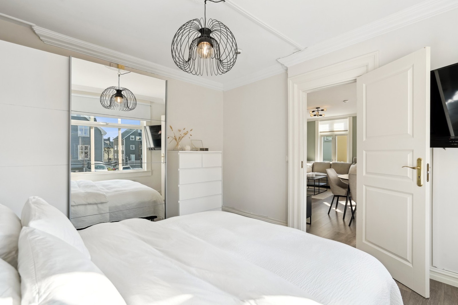 Det er montert en romslig skyvedørsgarderobe for god klesoppbevaring. Galleribilde