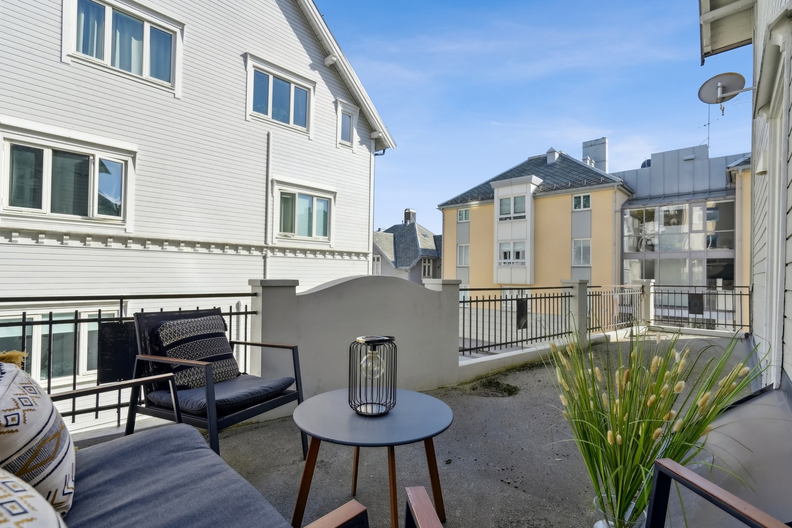 Fra trappegangen er det tilkomst til en romslig sørøstvendt veranda. Galleribilde