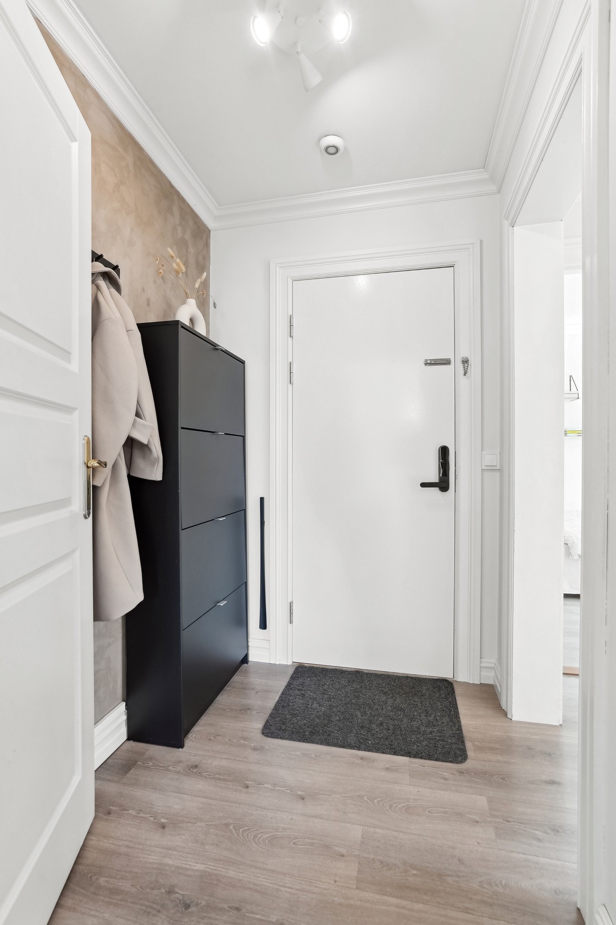 Entréen er lys og fin med plass til oppbevaring av yttertøy og sko. Galleribilde