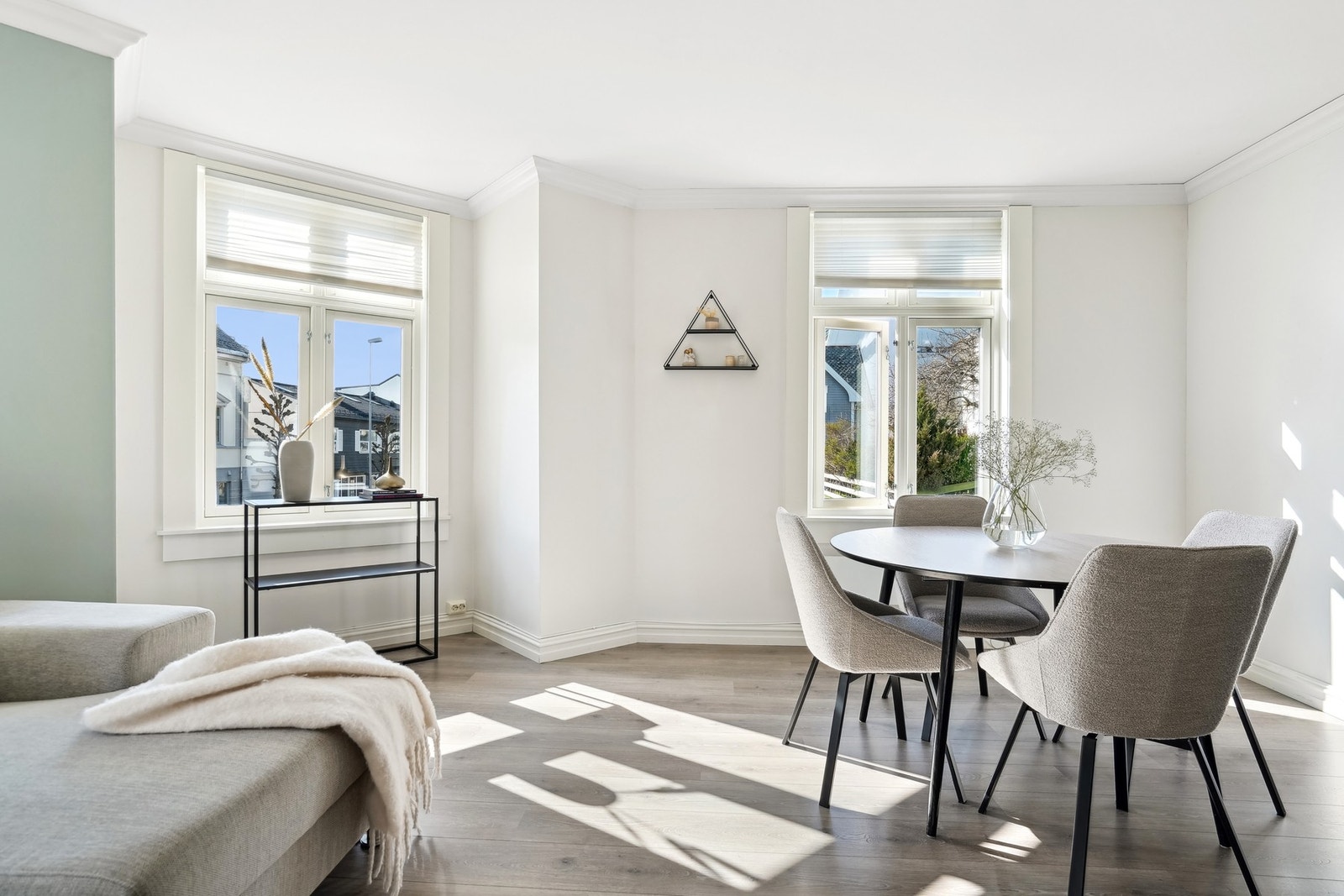 Store vindusflater som gir godt med naturlig belysning inn i rommet. Galleribilde