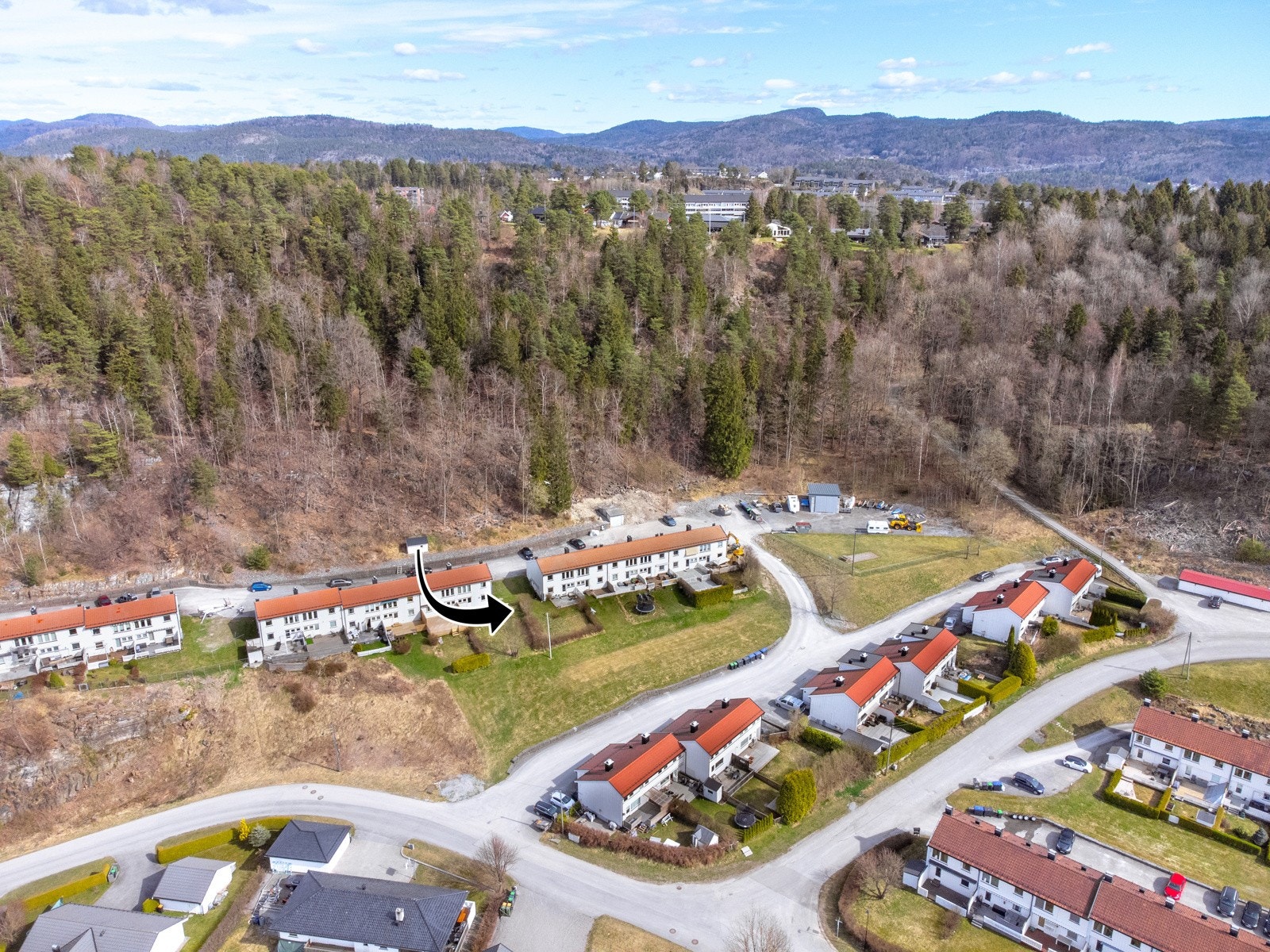 Hovetbakken 18F ligger i et populært og etablert boligområde på Herøya i Porsgrunn. Eiendommen har en sentral, men samtidig tilbaketrukket beliggenhet i en rolig blindvei - perfekt for barnefamilier. Her bor du skjermet for gjennomgangstrafikk Galleribilde