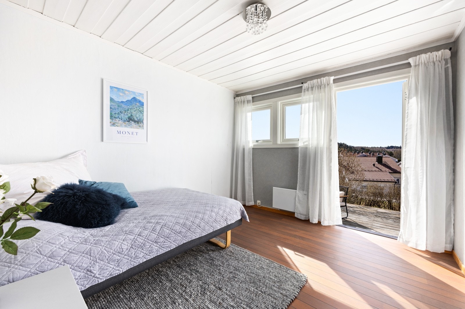 Hovedsoverom med utgang til solrik terrasse Galleribilde