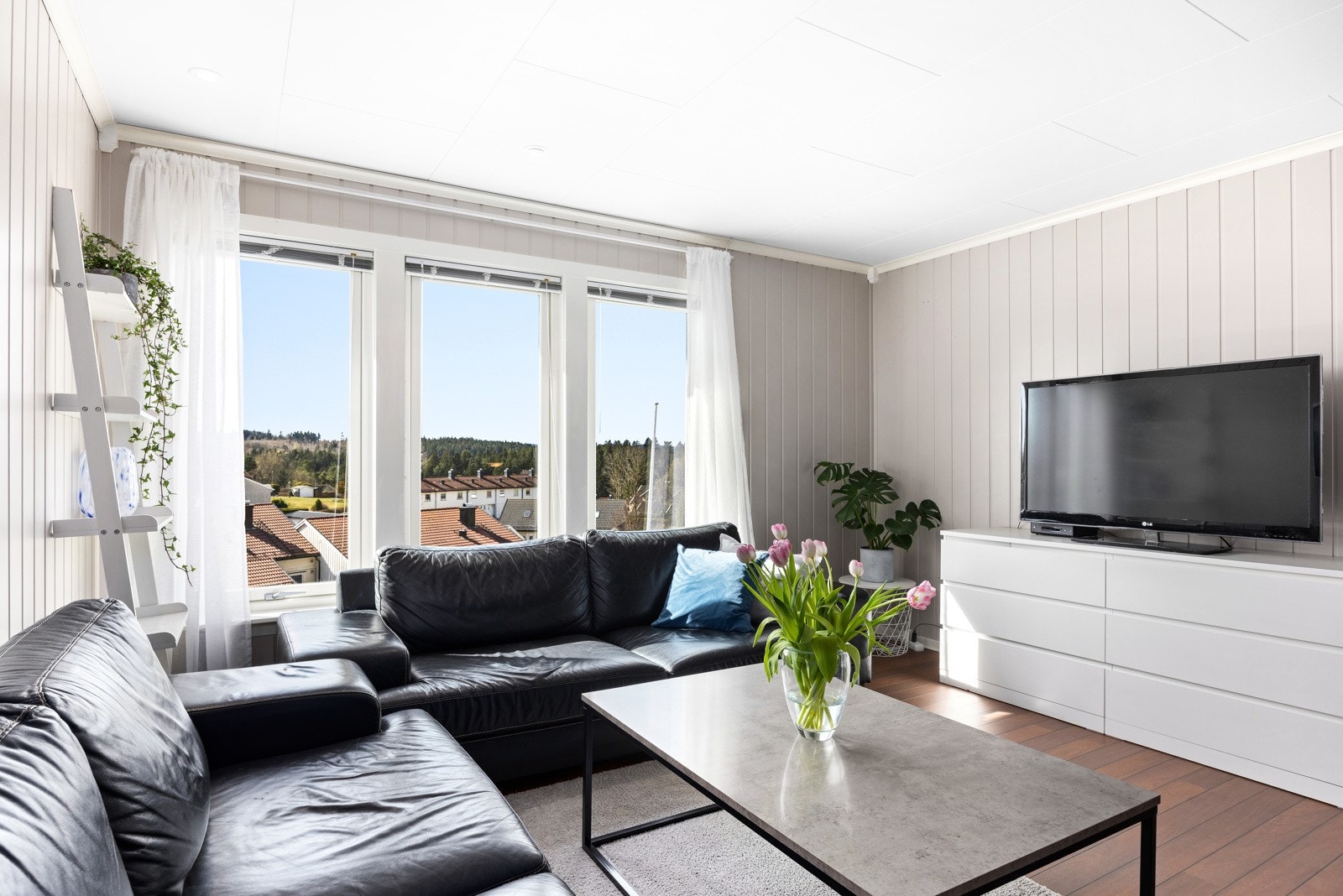 Rommet har en god planløsning med plass til både sofagruppe og spisebord - perfekt for både avslapning og sosiale sammenkomster. Galleribilde