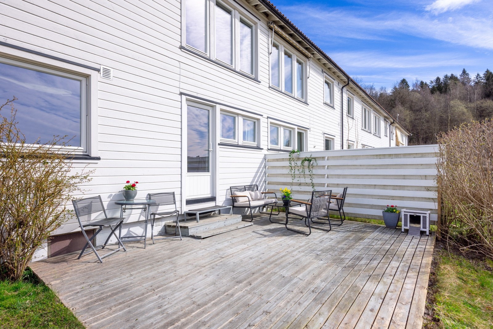 Deilig solrik uteplass Galleribilde