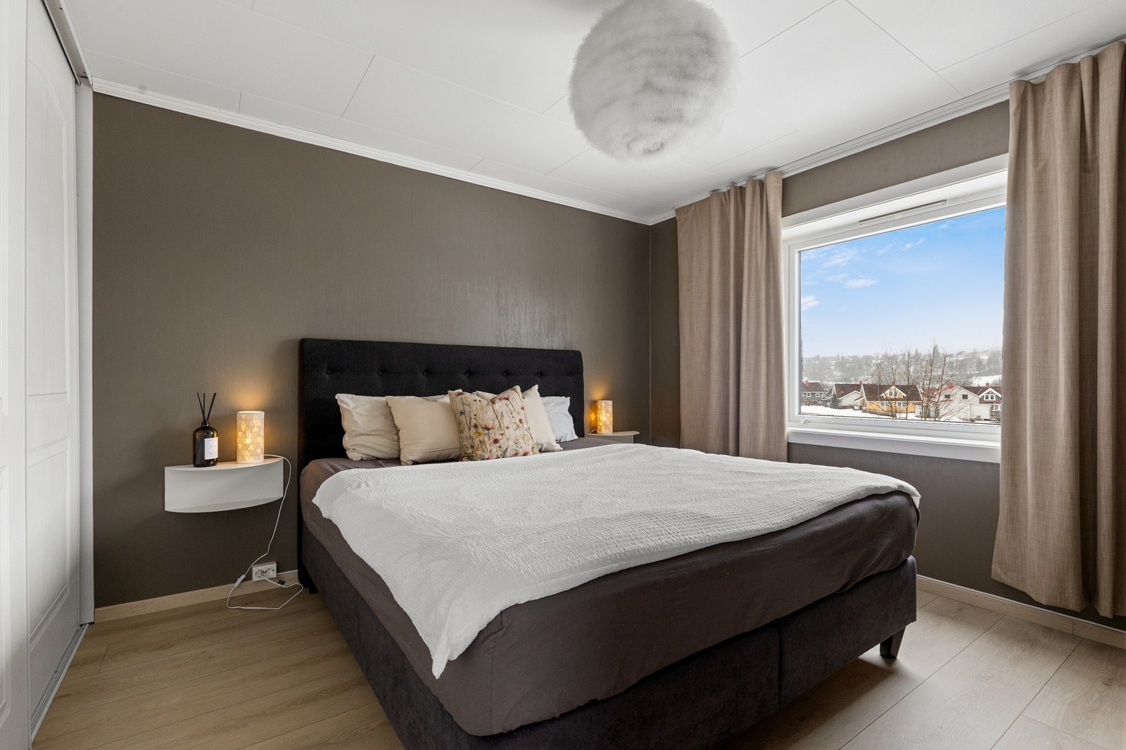 Romslig soverom med god lagringsplass i skyvedørsgarderobe Galleribilde