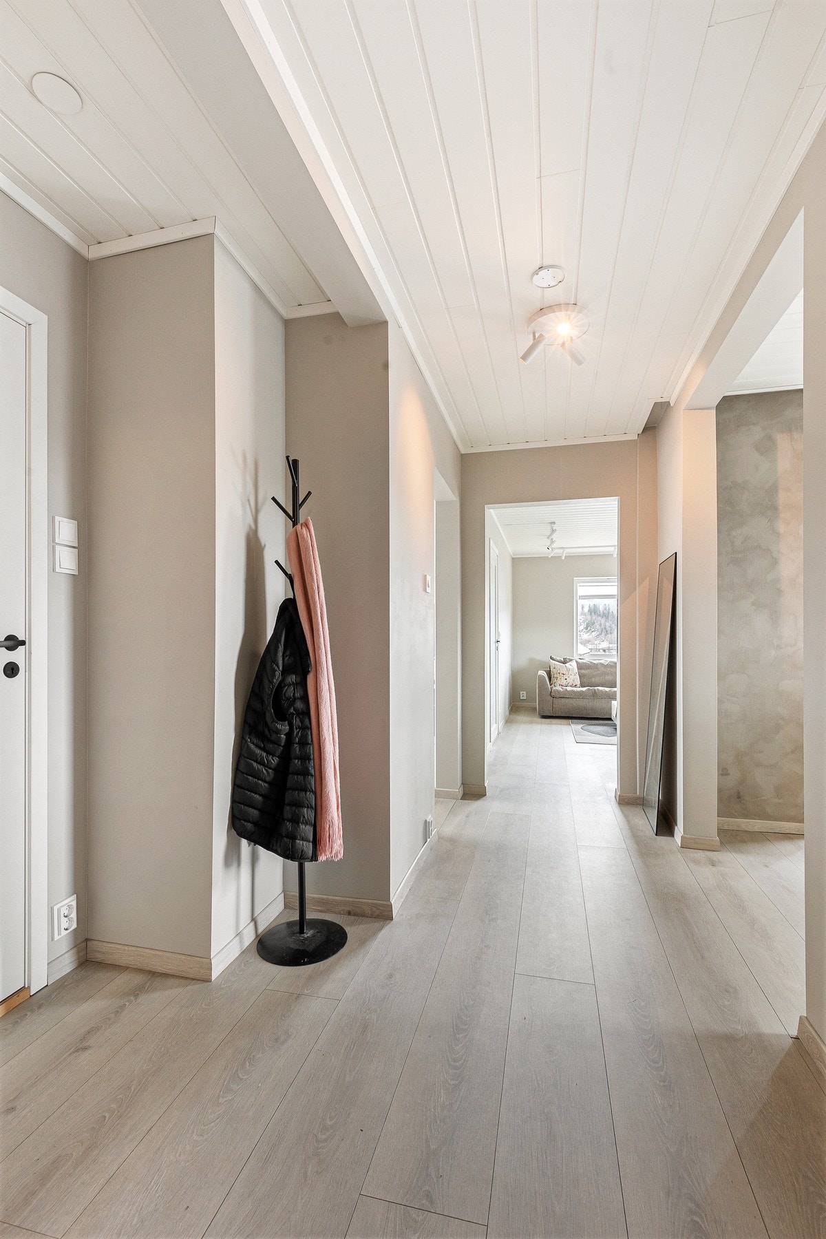 Innvendig ble leiligheten renovert i 2022 med skjult el-anlegg i gang/spisestue/stue. Sikringsskapet ble også totalrenovert Galleribilde