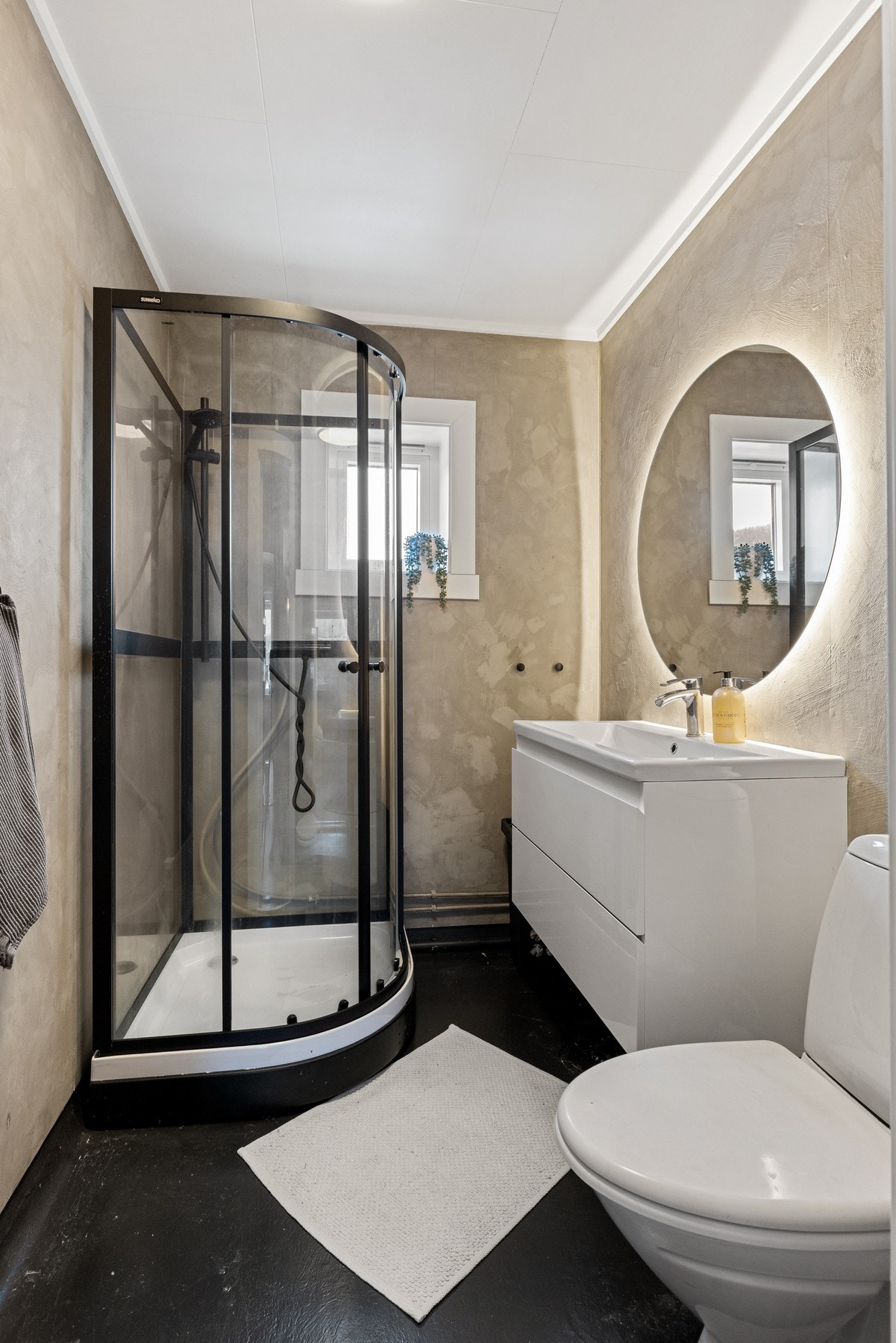 Badet er overflateoppusset og har ny innredning Galleribilde